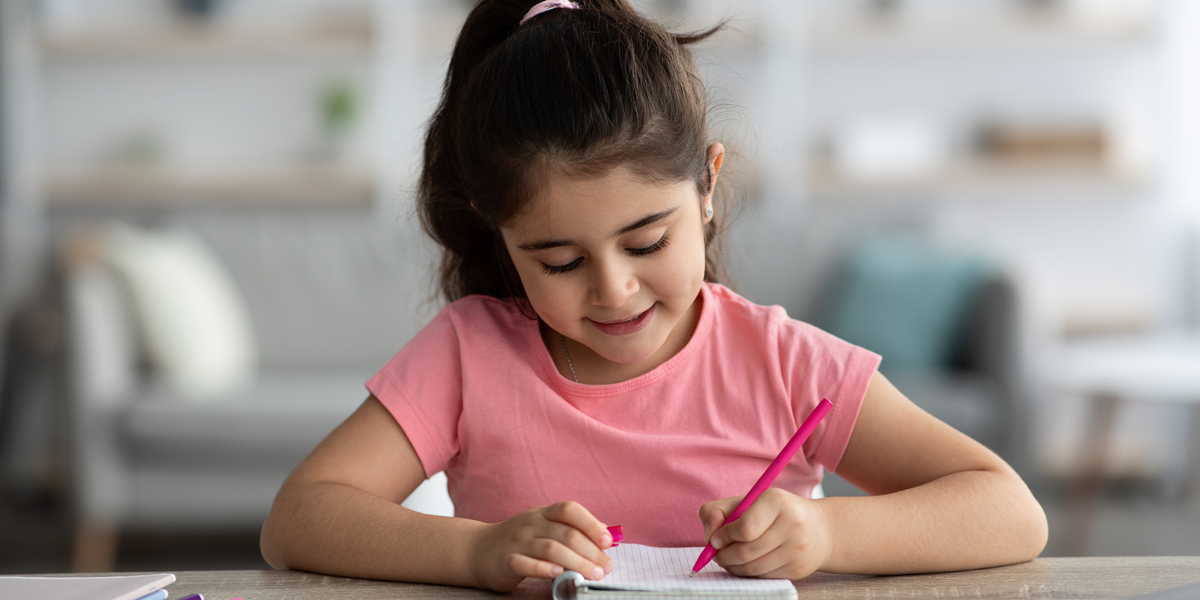 Une fille qui écrit sur un papier | Source : Shutterstock