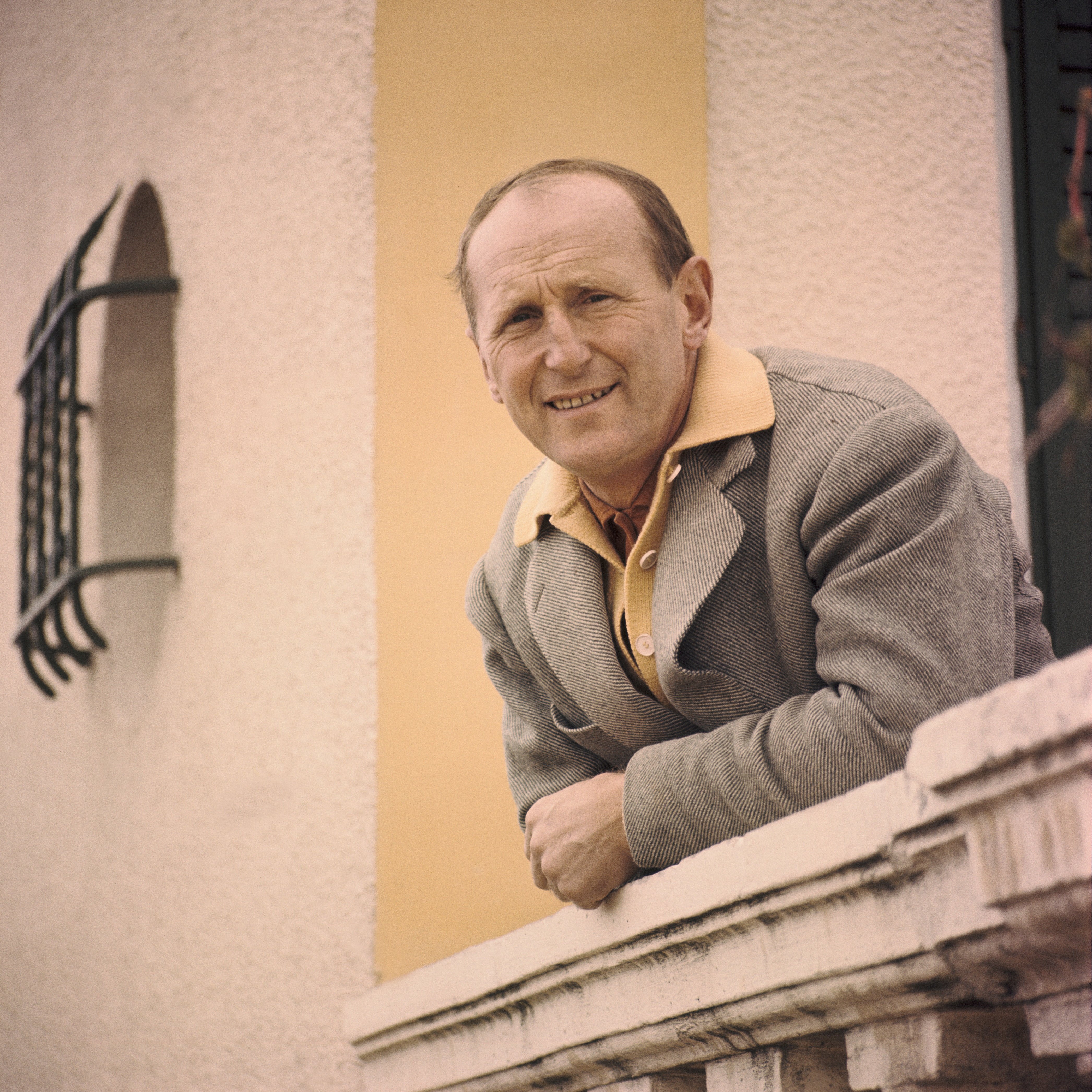 Portrait de Bourvil sur un balcon, 1960 | Photo : Getty Images