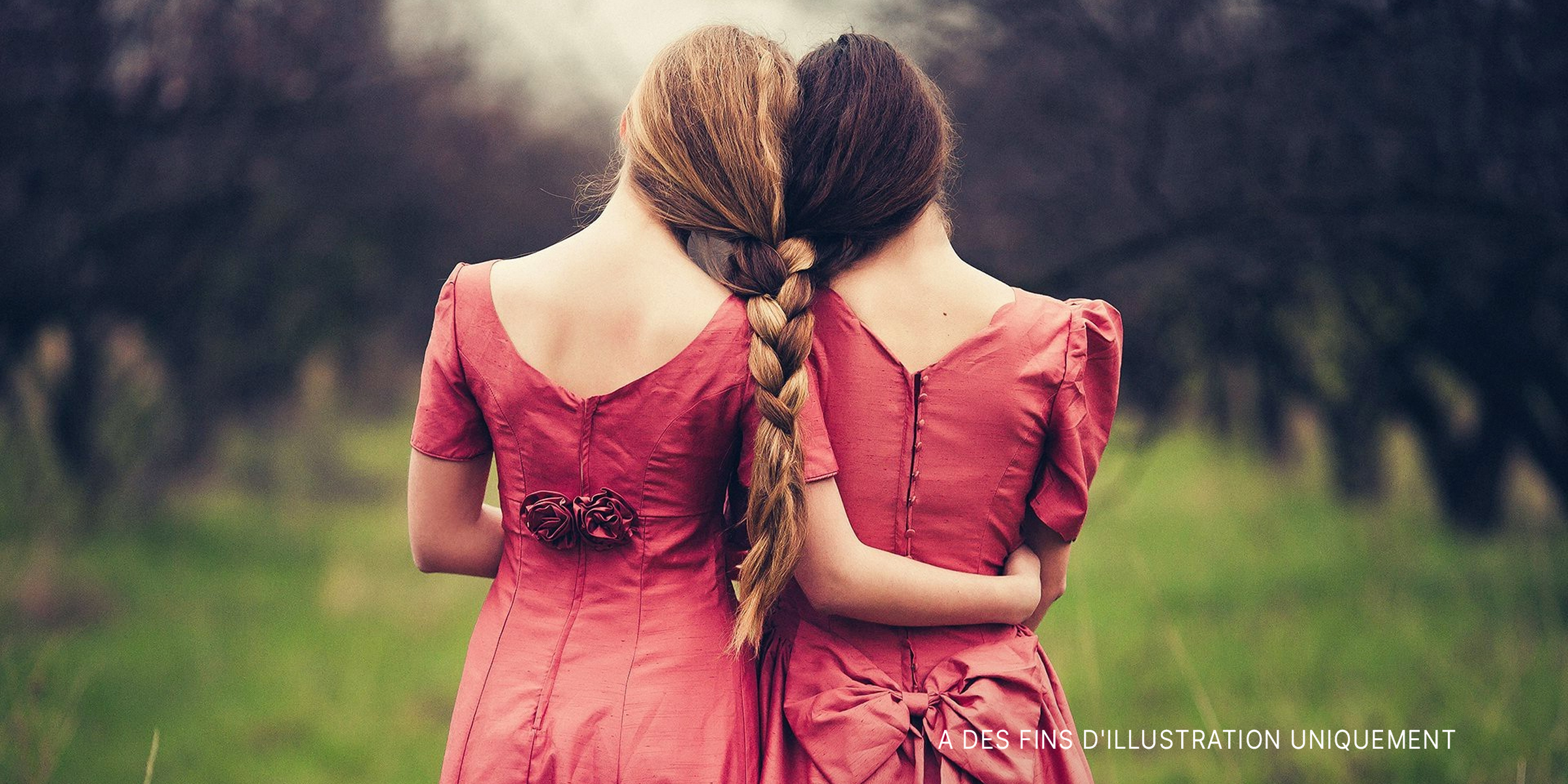 Des filles qui se tiennent ensemble | Source : Shutterstock