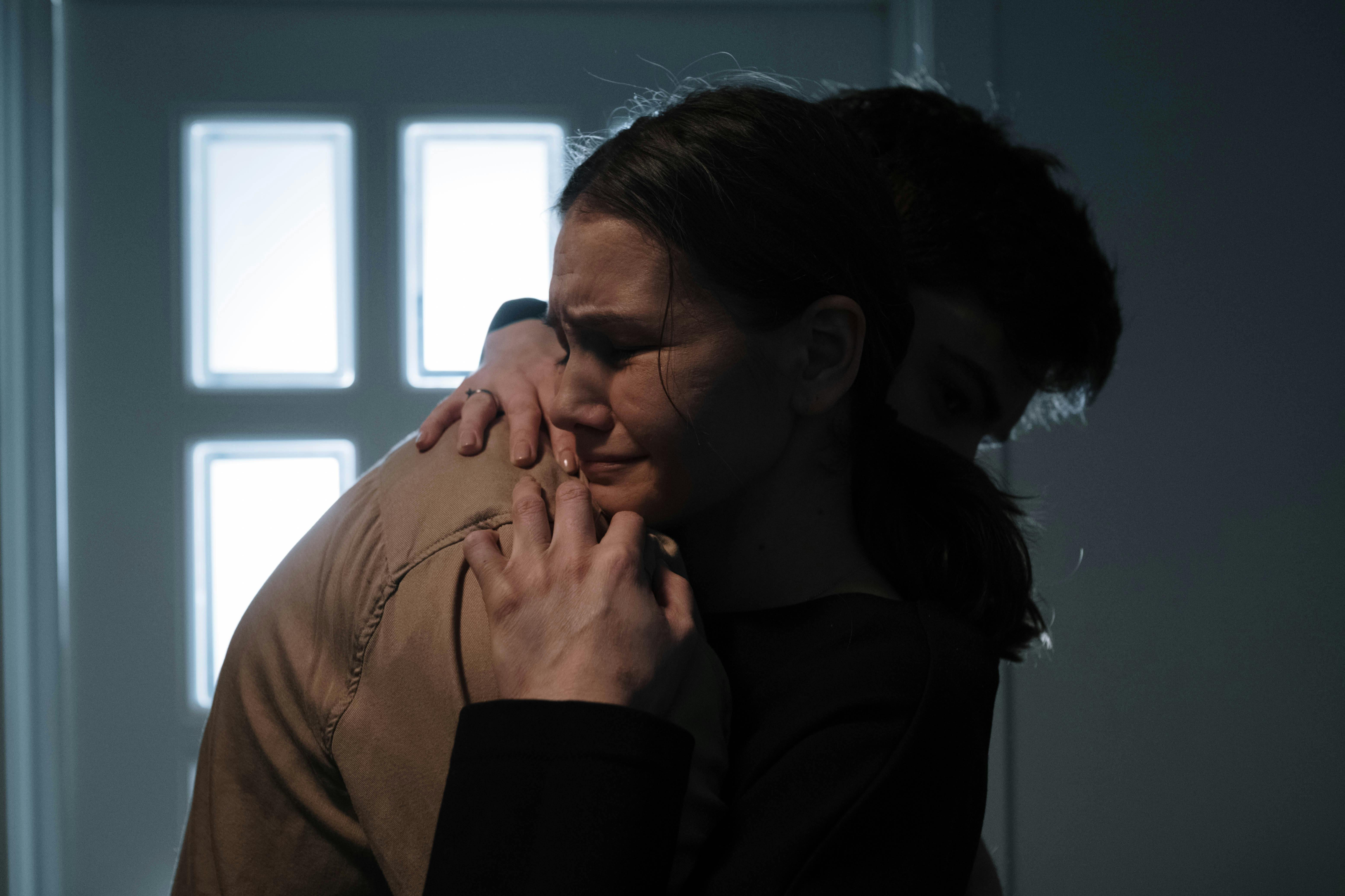 Une femme qui pleure en serrant quelqu'un dans ses bras | Source : Pexels