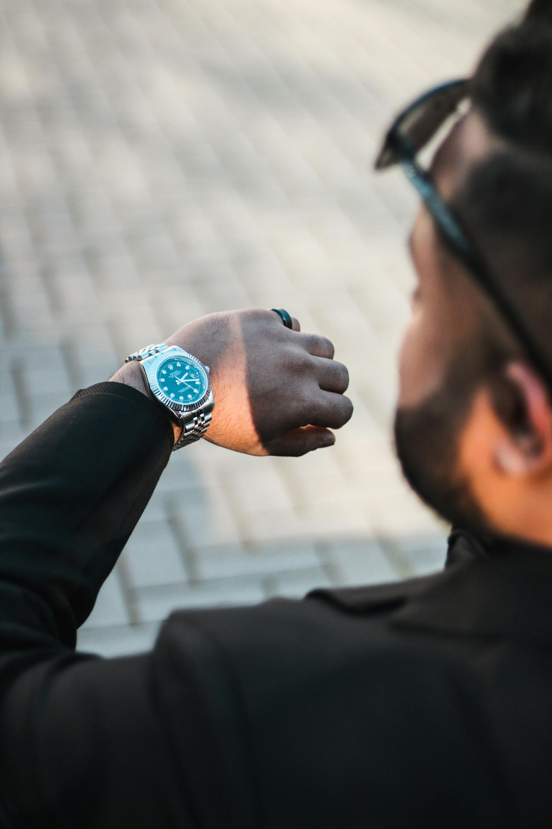 Un homme vérifie sa montre | Source : Pexels