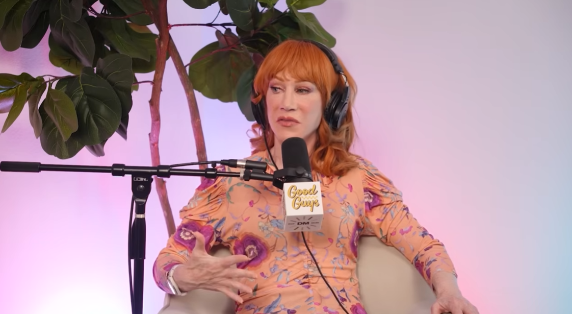 Kathy Griffin prend la parole lors de son passage à l'émission « Good Guys » podcast, dans un épisode publié le 10 novembre 2025. | Source : YouTube/Josh Peck
