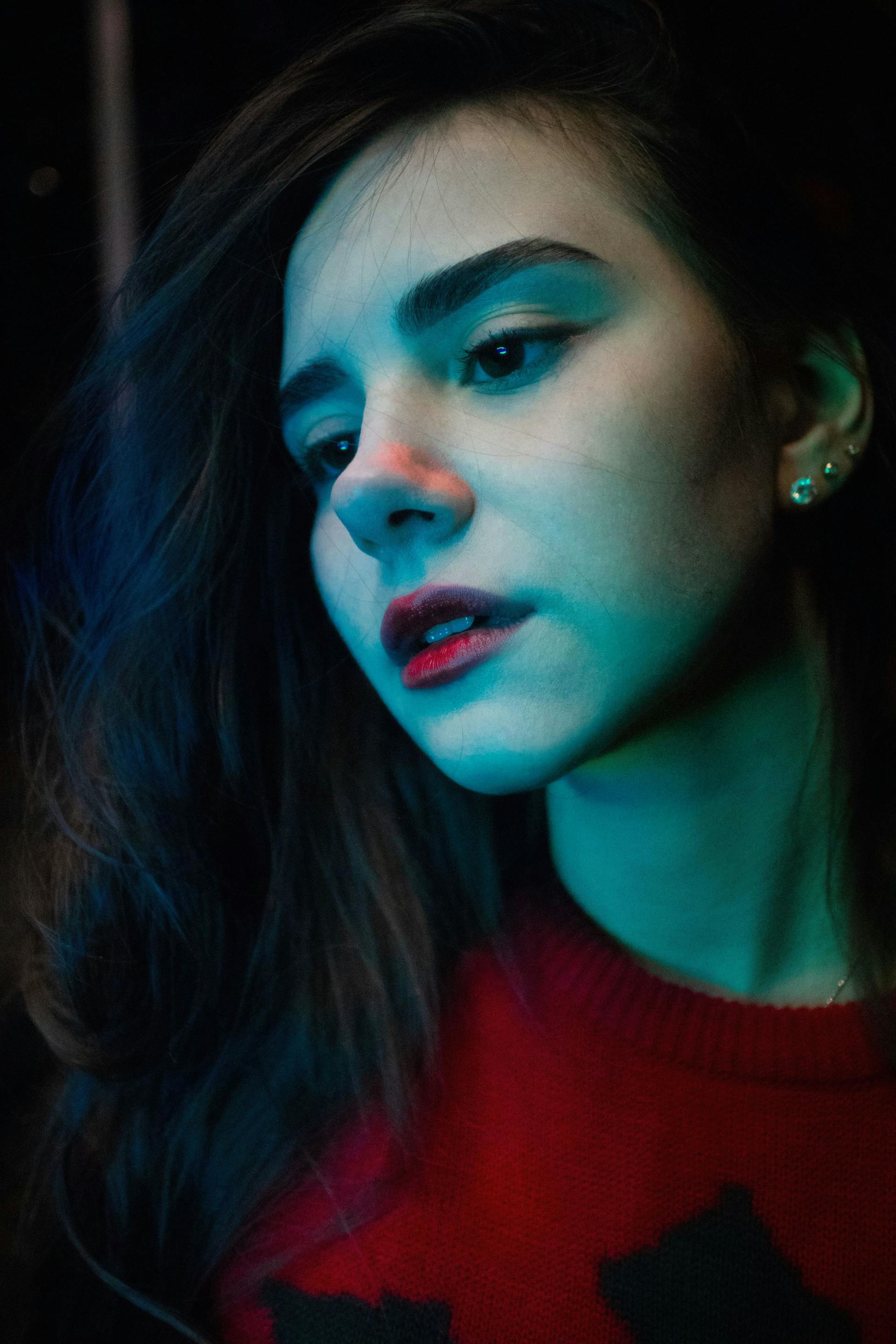Une femme sérieuse et réfléchie | Source : Pexels