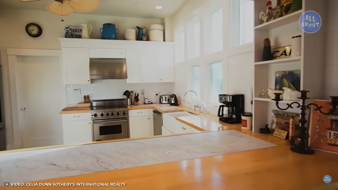 La cuisine de Sandra Bullock dans sa maison de Géorgie | Source : YouTube/ALLABOUT