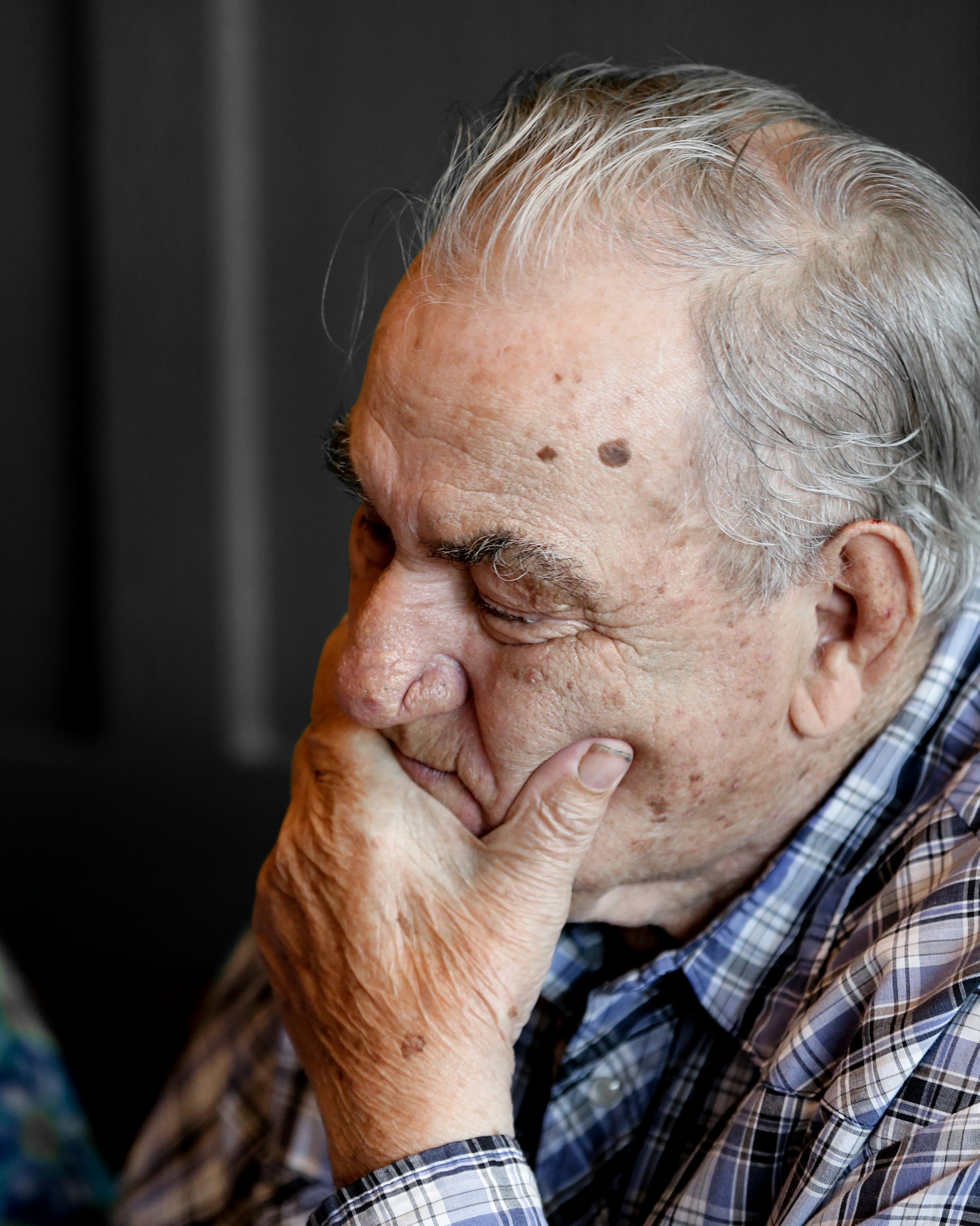 Un homme âgése tenant le menton | Source : Unsplash