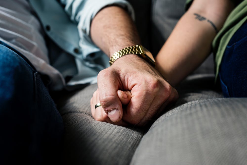 Un homme et une femme se tenant la main | Source : Pexels