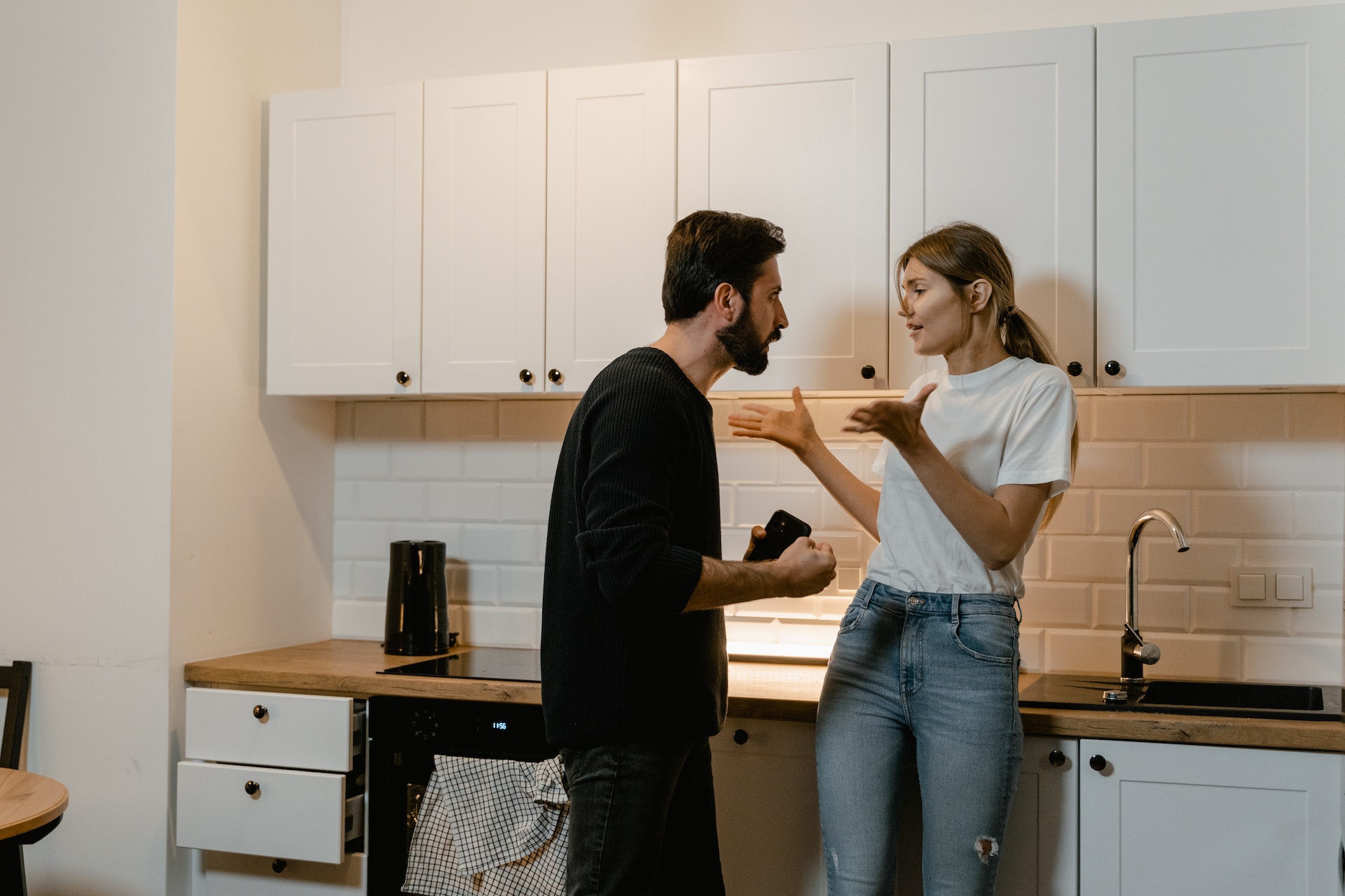 Un couple discute de quelque chose dans la cuisine | Source : Pexels