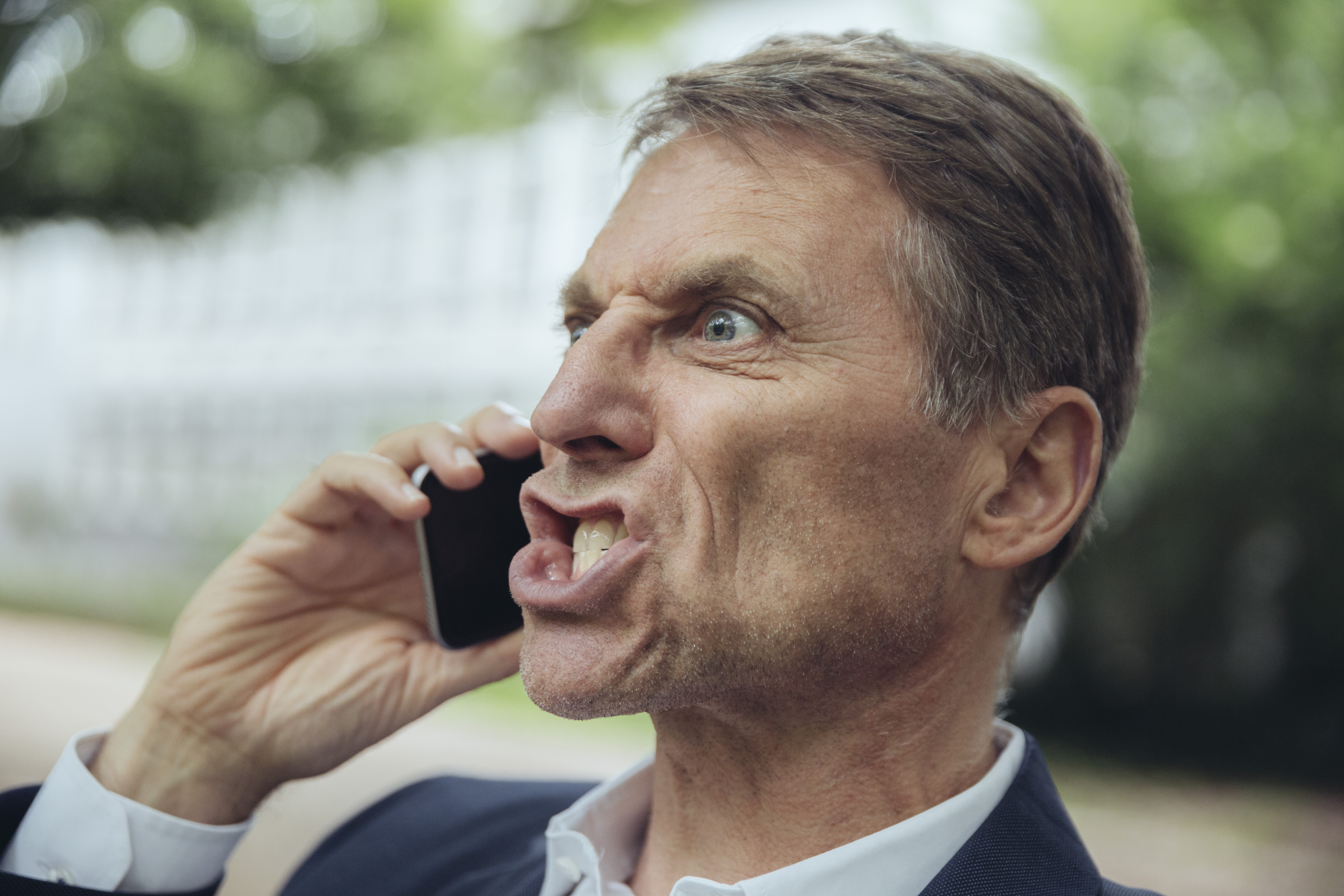 Homme mûr en colère au téléphone | Source : Getty Images