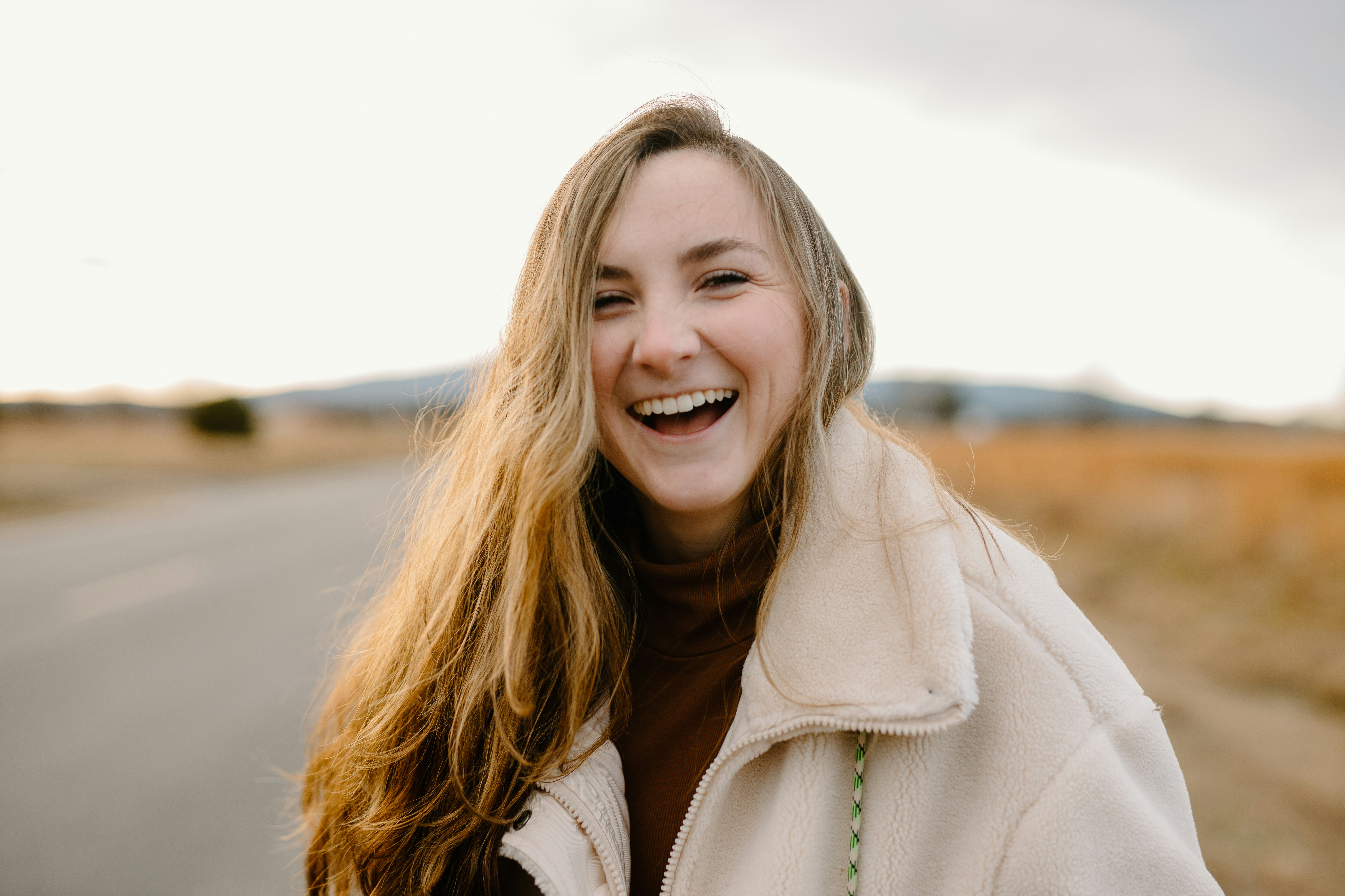 Une femme qui rit | Source : Unsplash