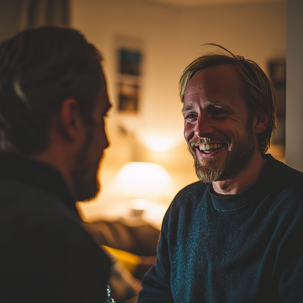 Un homme souriant qui parle à son ami | Source : Midjourney