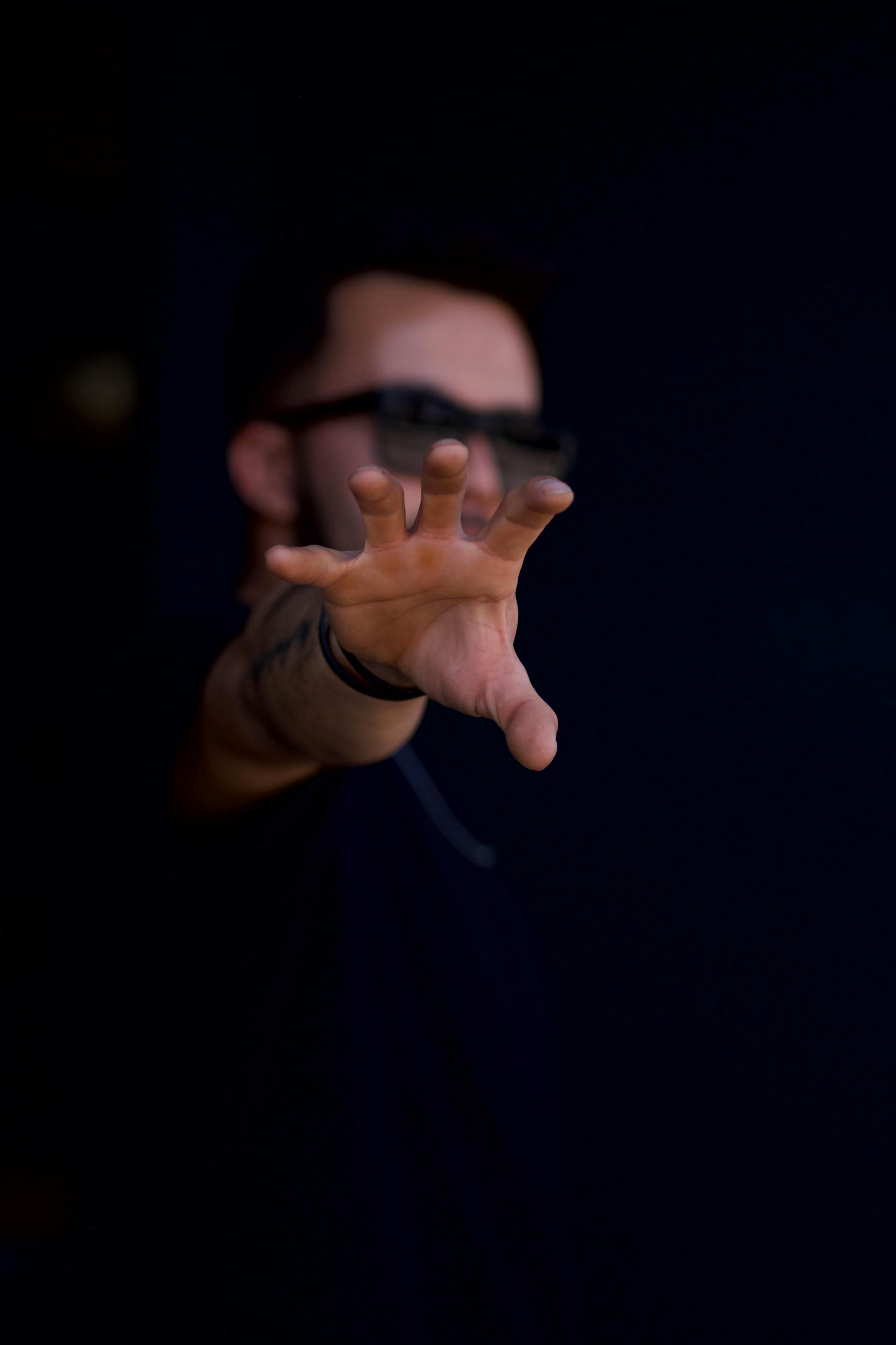 Un homme qui tend la main à quelqu'un | Source : Pexels