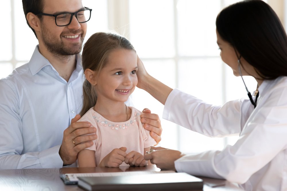 Des parents qui conseillent leur enfant. | Photo : Shutterstock