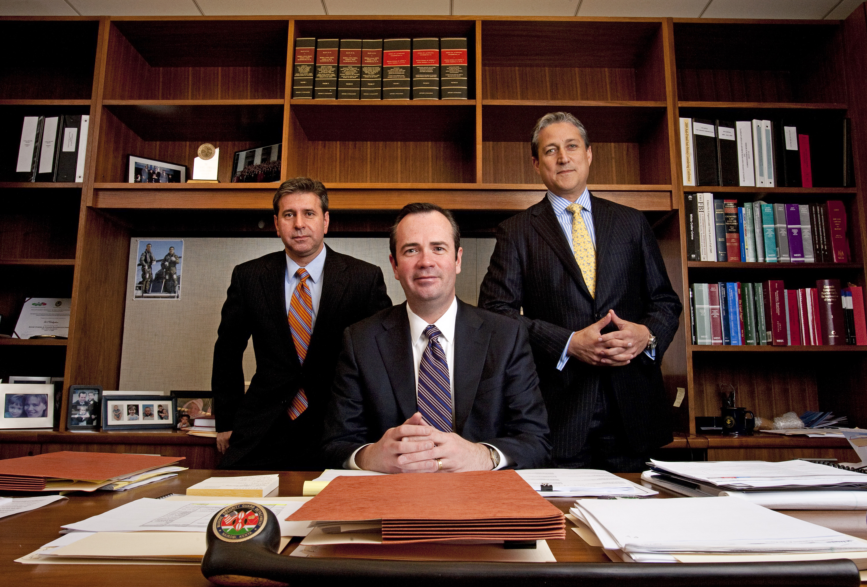 Christopher Morvillo pose pour une photo avec ses collègues associés de Clifford Chance, Edward C. O'Callaghan, et David B. Raskin, à New York le 21 décembre 2011 | Source : Getty Images