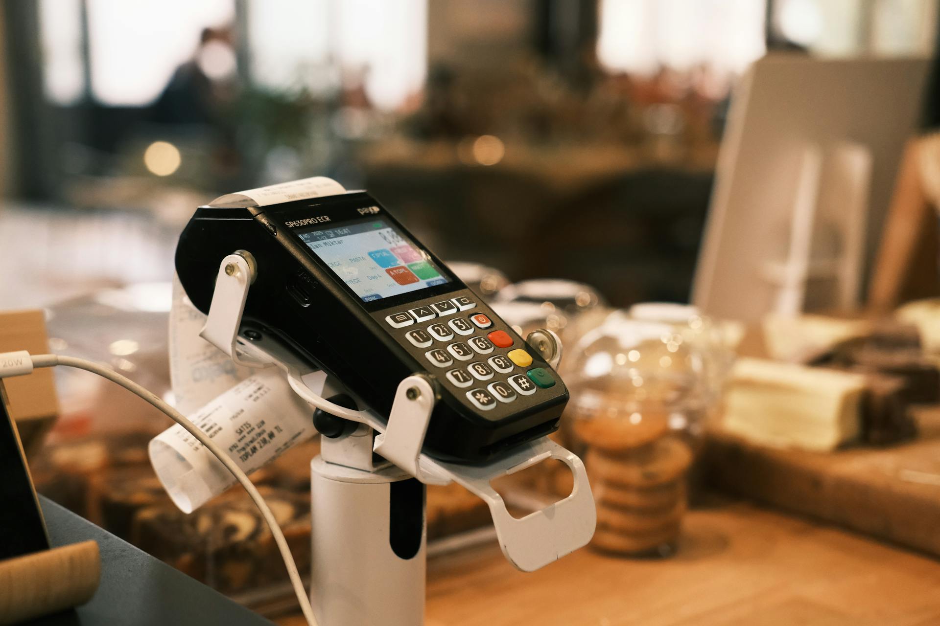Un terminal de paiement dans un café | Source : Pexels