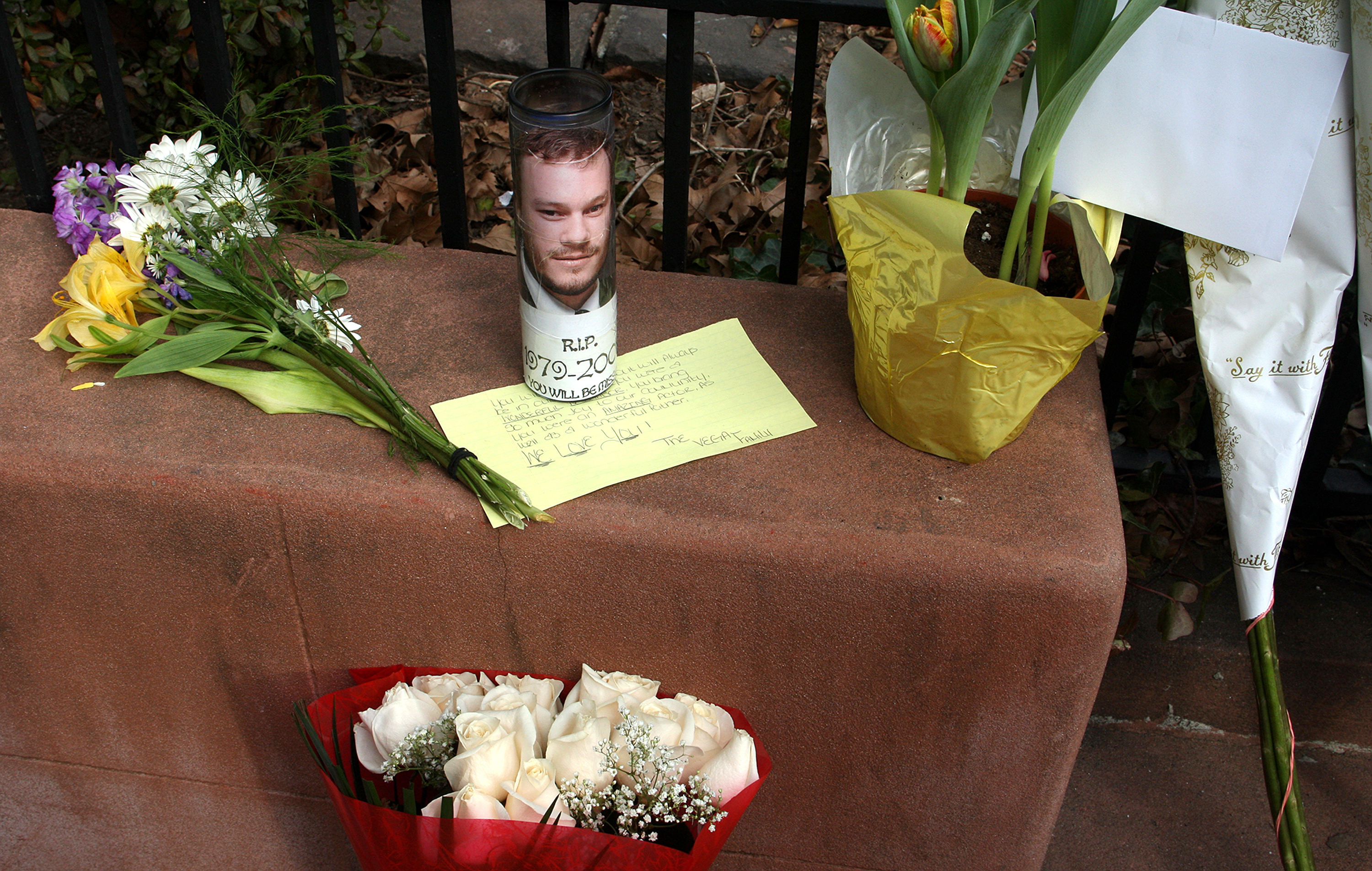 Bougies, fleurs et notes laissées sur le pas de la porte de Michelle William et Matilda Ledger après le décès de Heath Ledger | Source : Getty Images