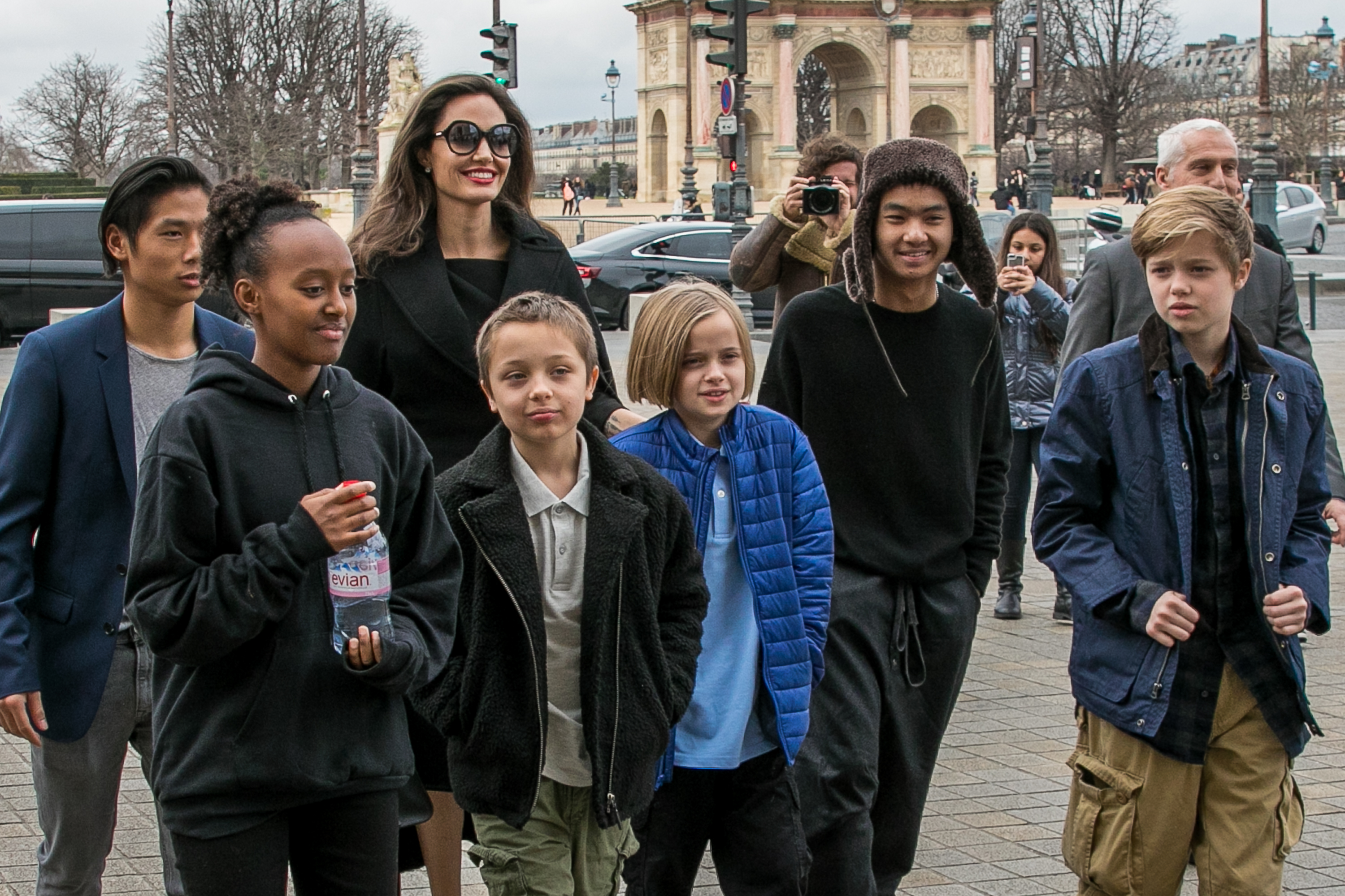 L'actrice Angelina Jolie et ses enfants Maddox Jolie-Pitt, Shiloh Jolie-Pitt, Vivienne Marcheline Jolie-Pitt, Knox Leon Jolie-Pitt, Zahara Jolie-Pitt et Pax Jolie-Pitt sont vus arrivant au musée du Louvre le 30 janvier 2018 à Paris, France. | Source : Getty Images