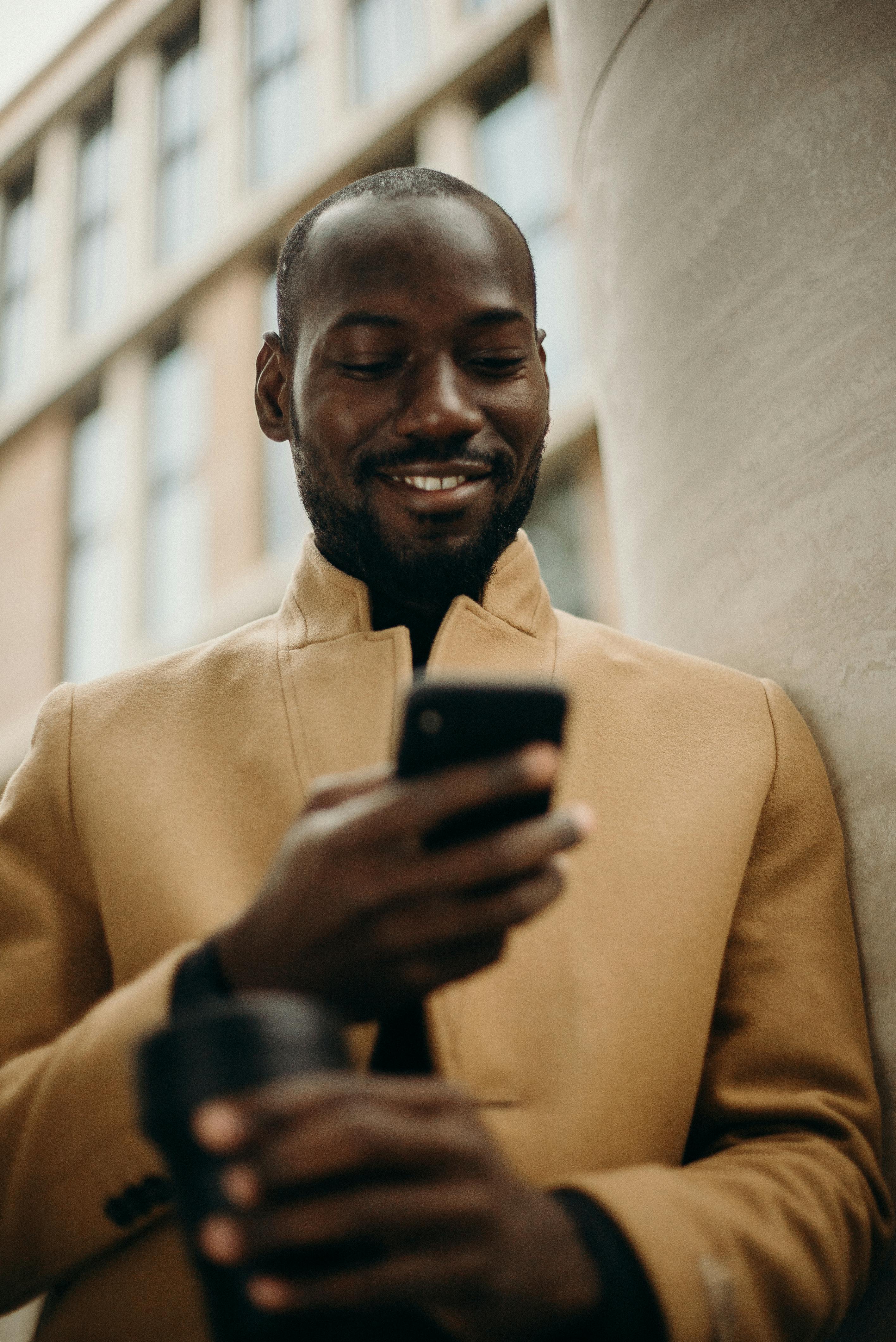 Un homme qui regarde son téléphone | Source : Pexels