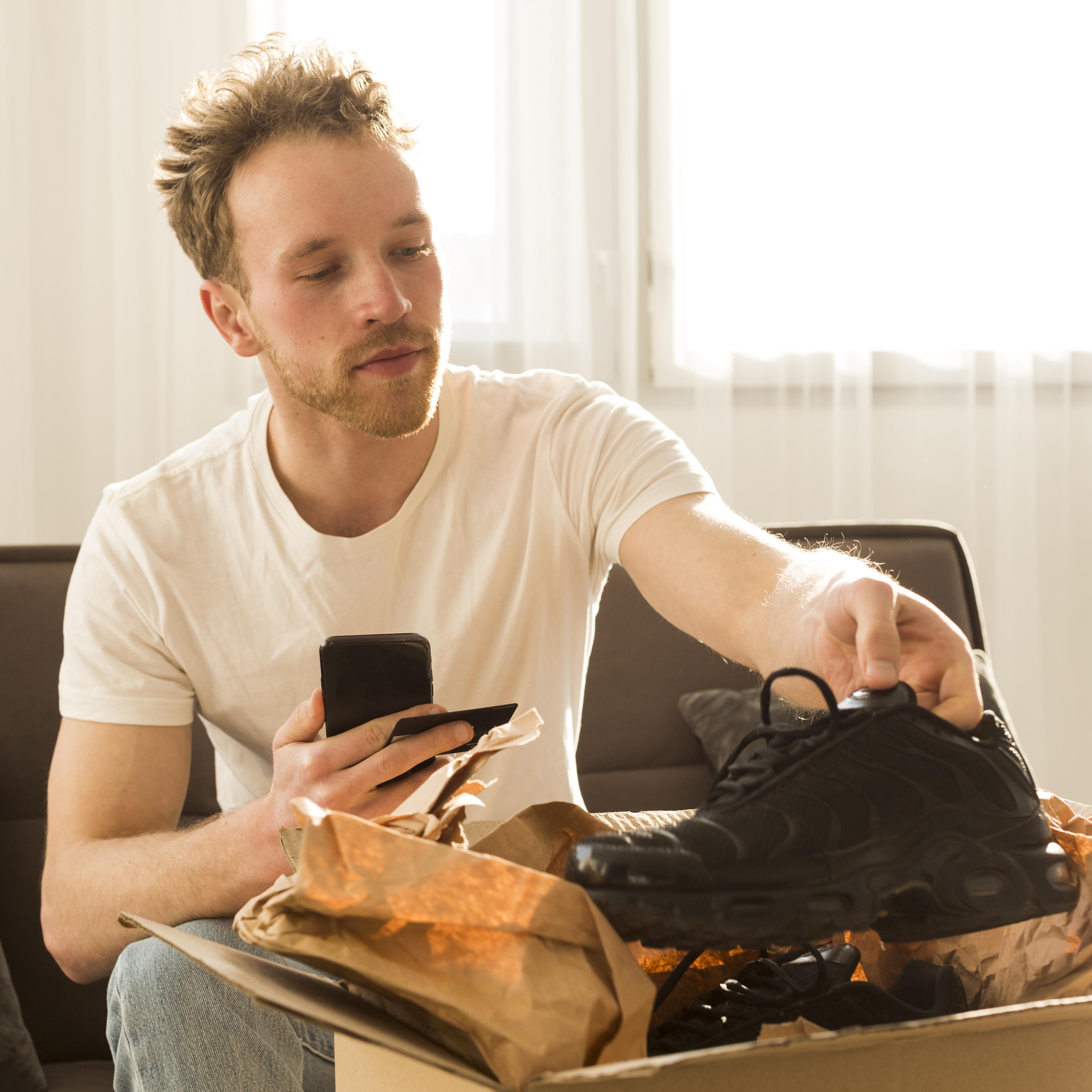 Un homme qui fait ses bagages pour une randonnée | Source : Freepik