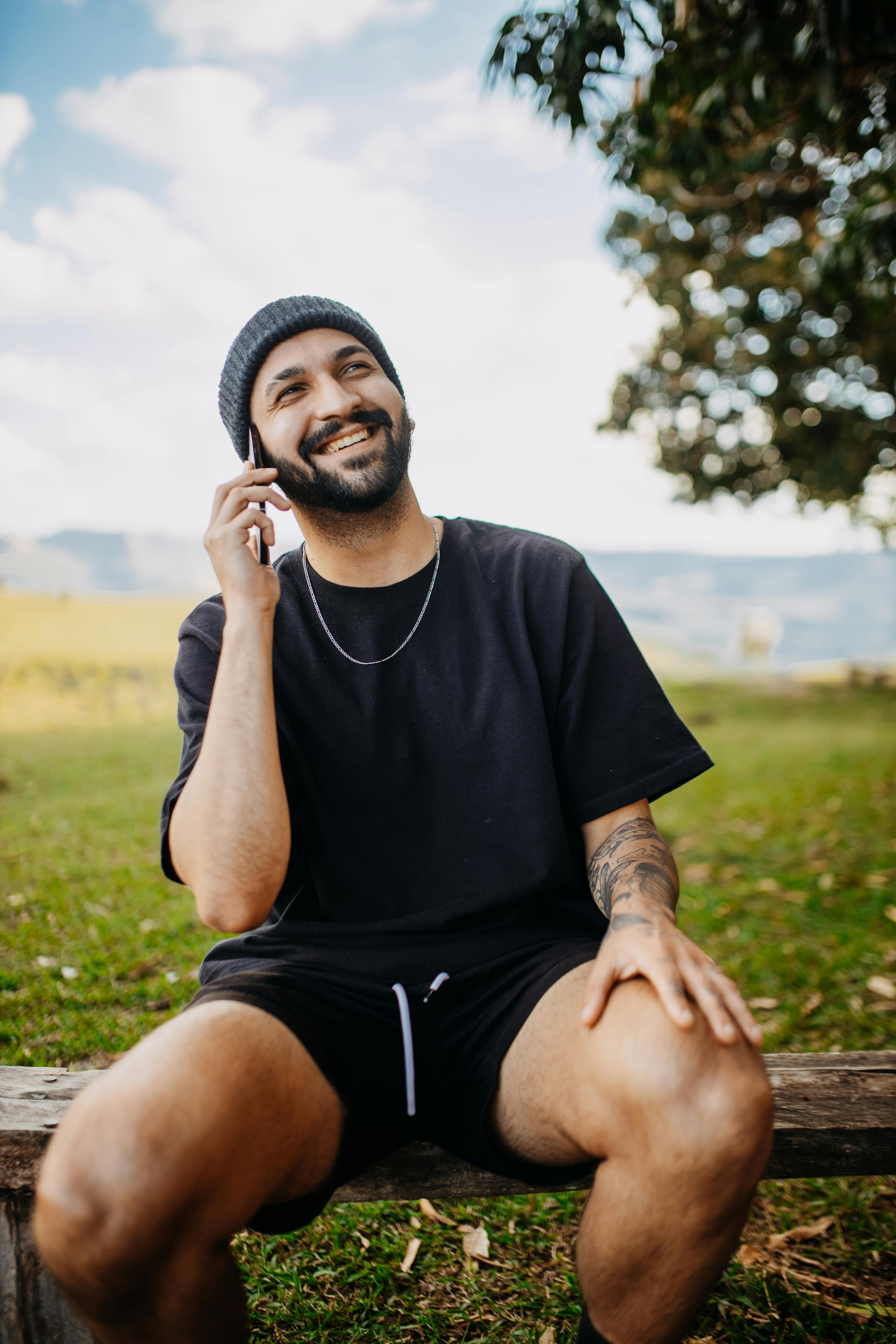 Un homme qui parle au téléphone | Source : Pexels