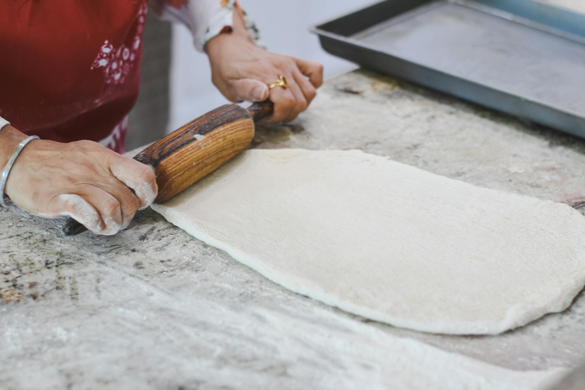 Une personne utilisant un rouleau à pâtisserie | Source : Pexels