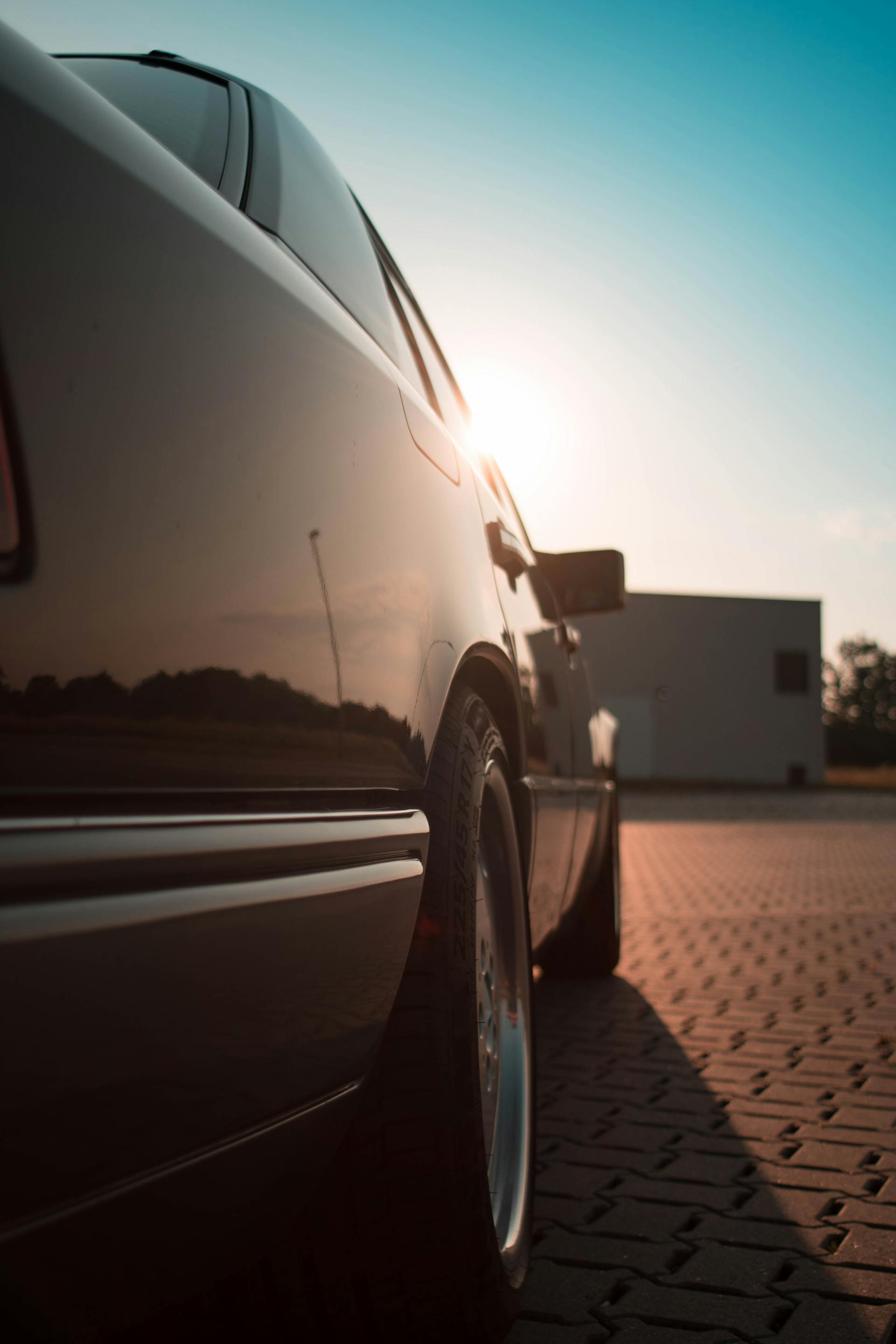 Une voiture sur un trottoir | Source : Pexels