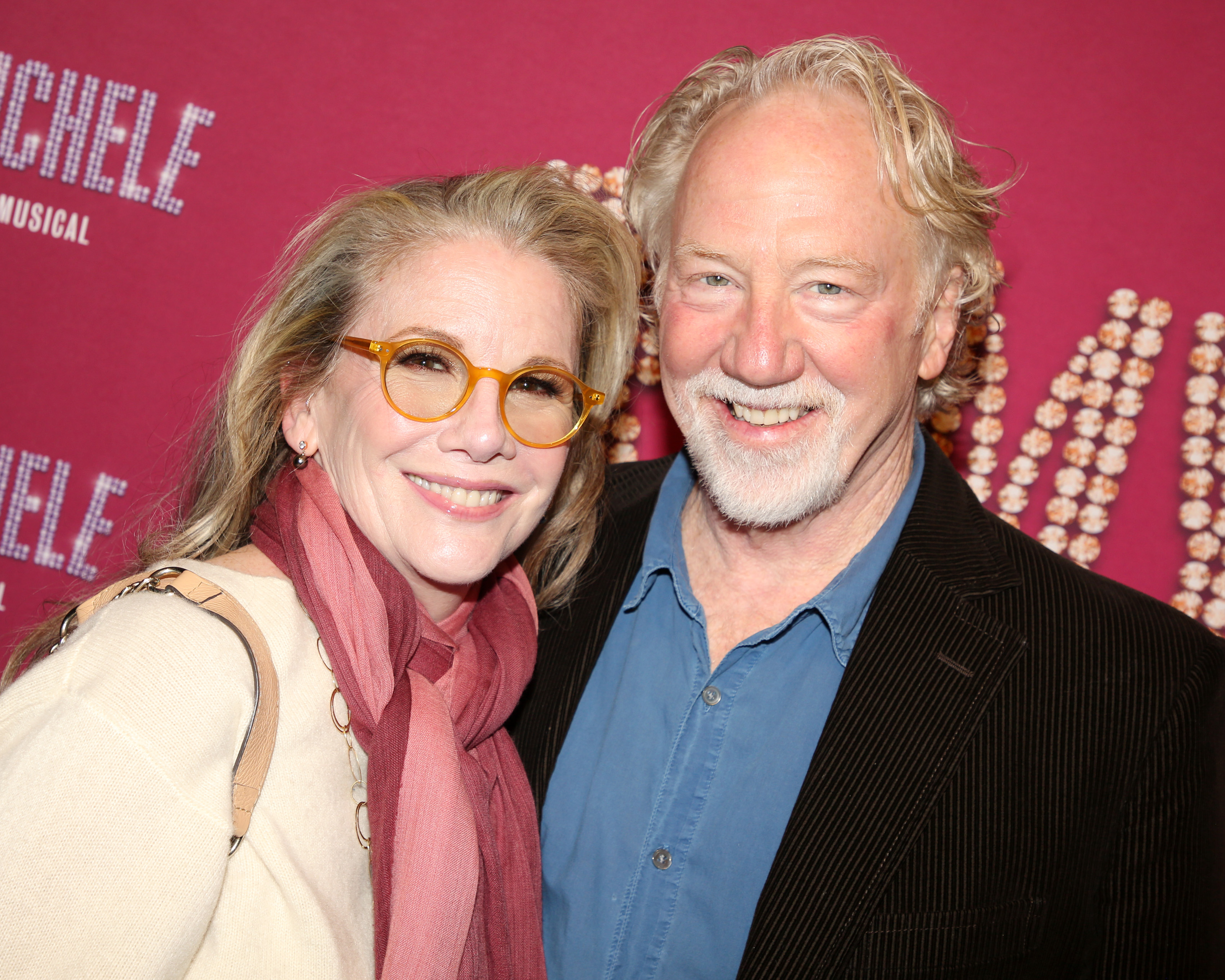 Melissa Gilbert et Timothy Busfield posent lors de la première de « Romy & Michele : The Musical » à New York, le 27 octobre 2025 | Source : Getty Images