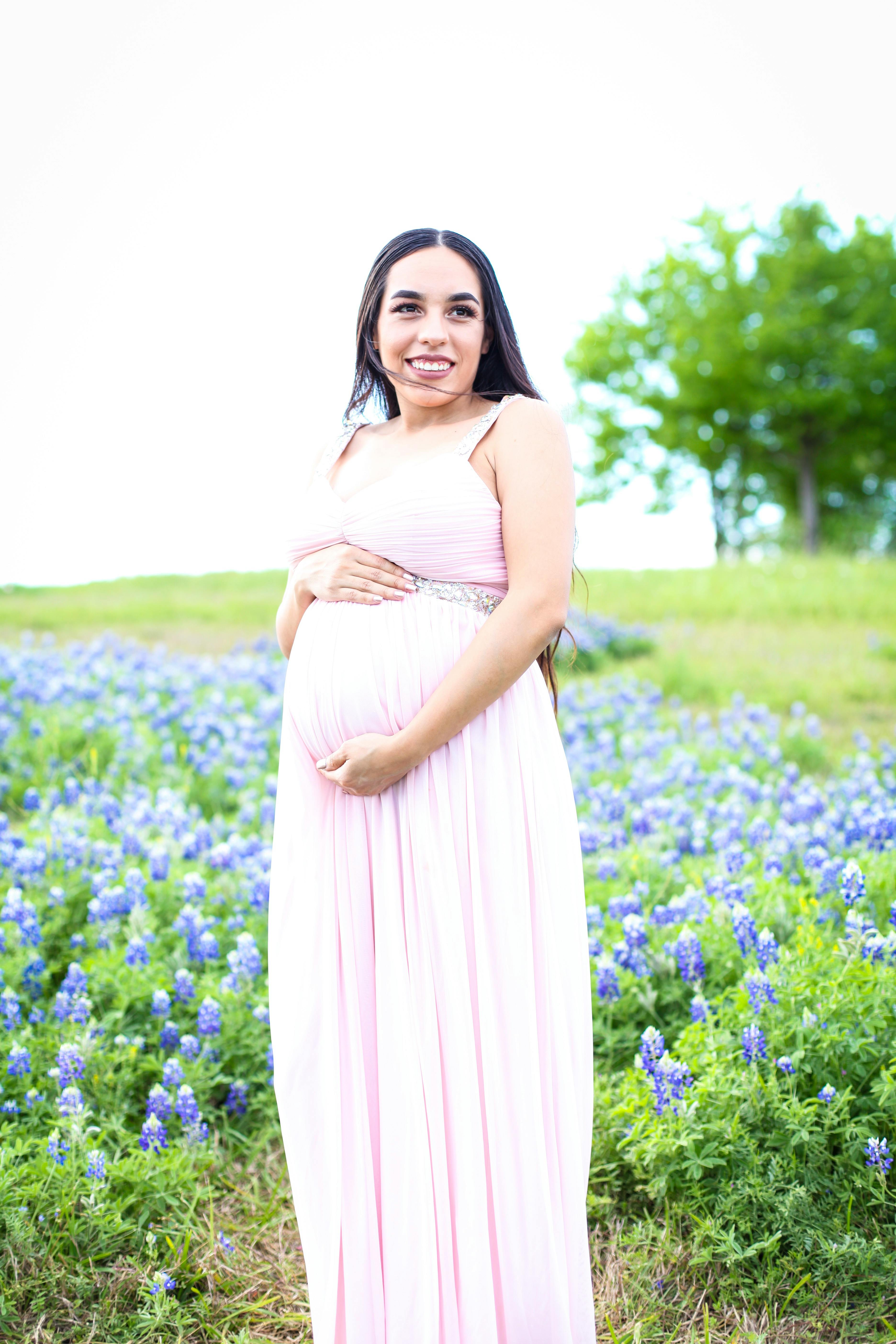 Une femme enceinte souriante | Source : Pexels