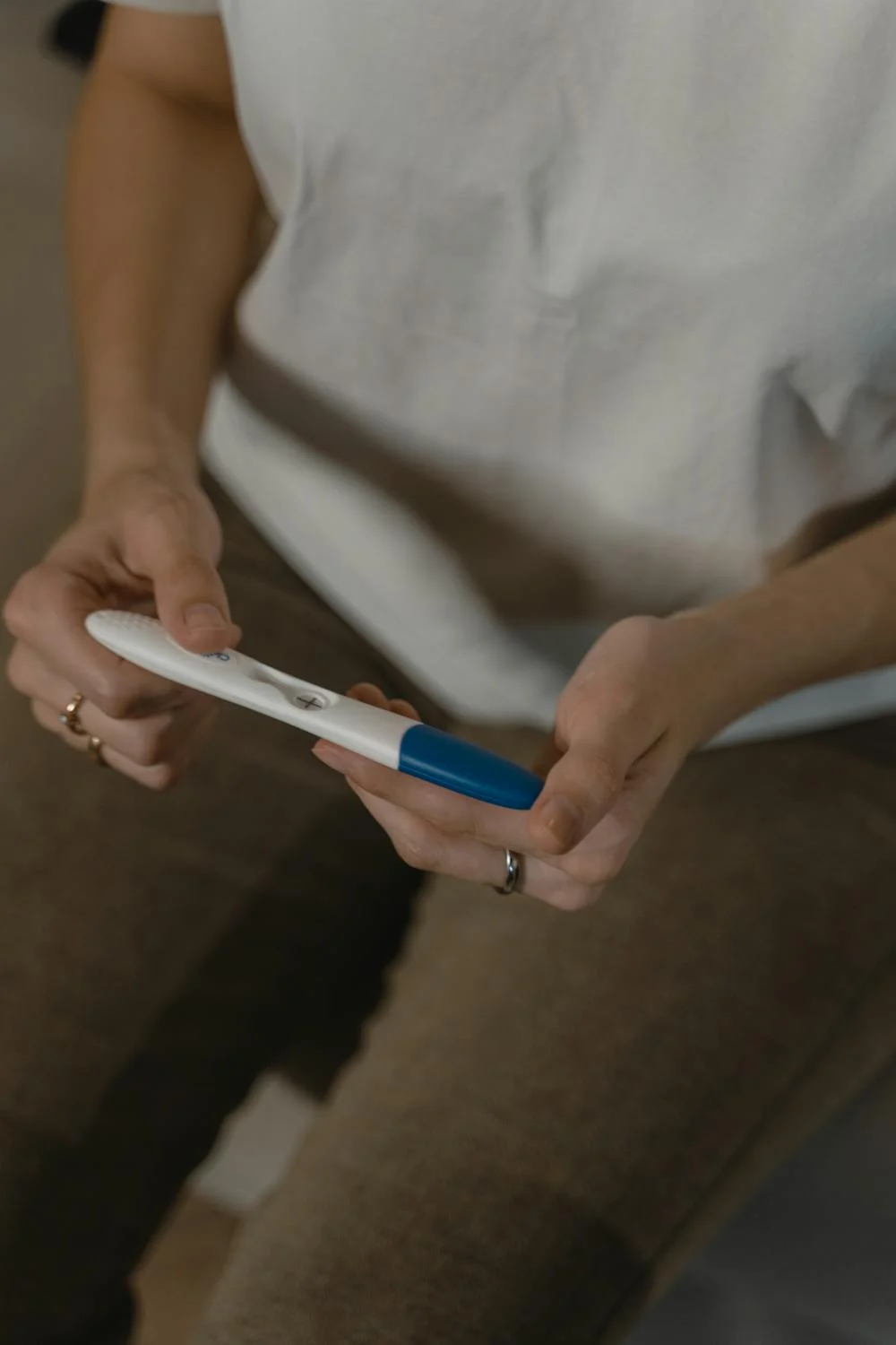 Une femme nerveuse tenant un test de grossesse | Source : Pexels