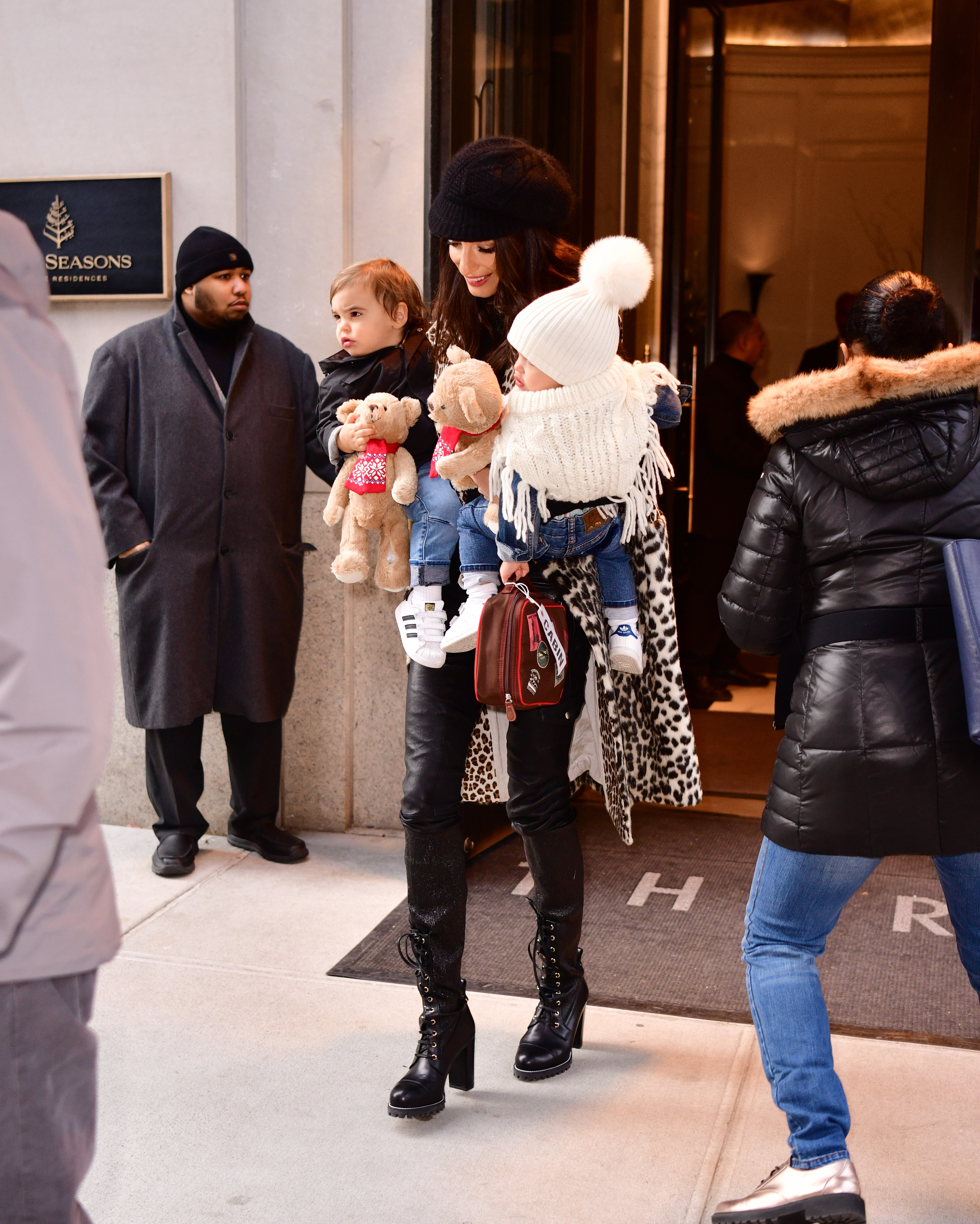 Amal Clooney vue avec ses jumeaux et ceux de George Clooney à New York le 6 décembre 2018 | Source : Getty Images