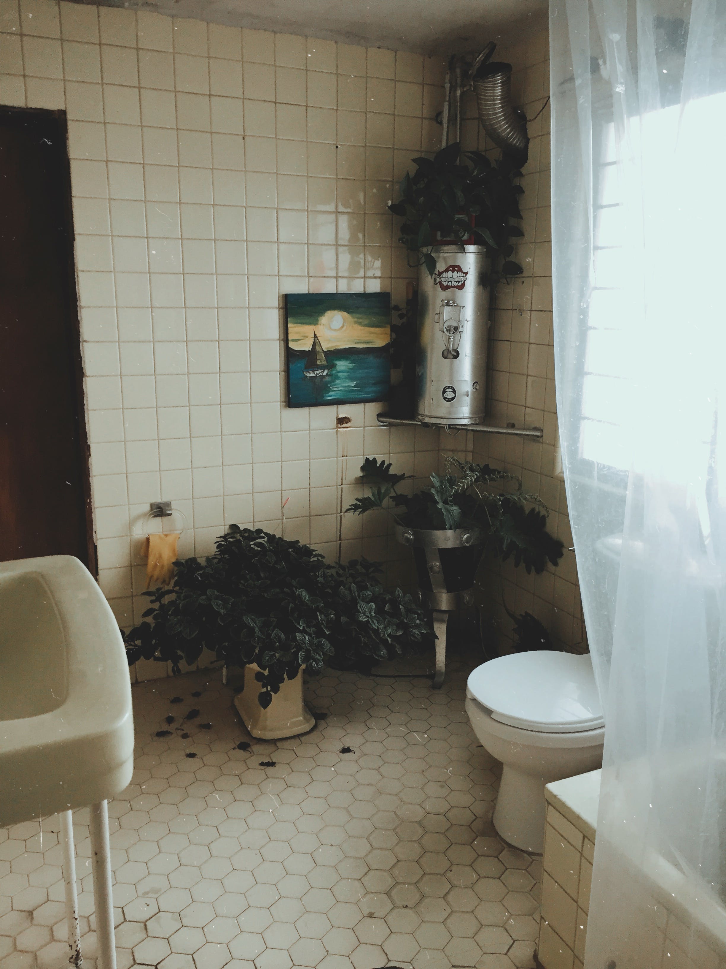 Vue d'une salle de bain avec des toilettes et un lavabo | Source : Pexels