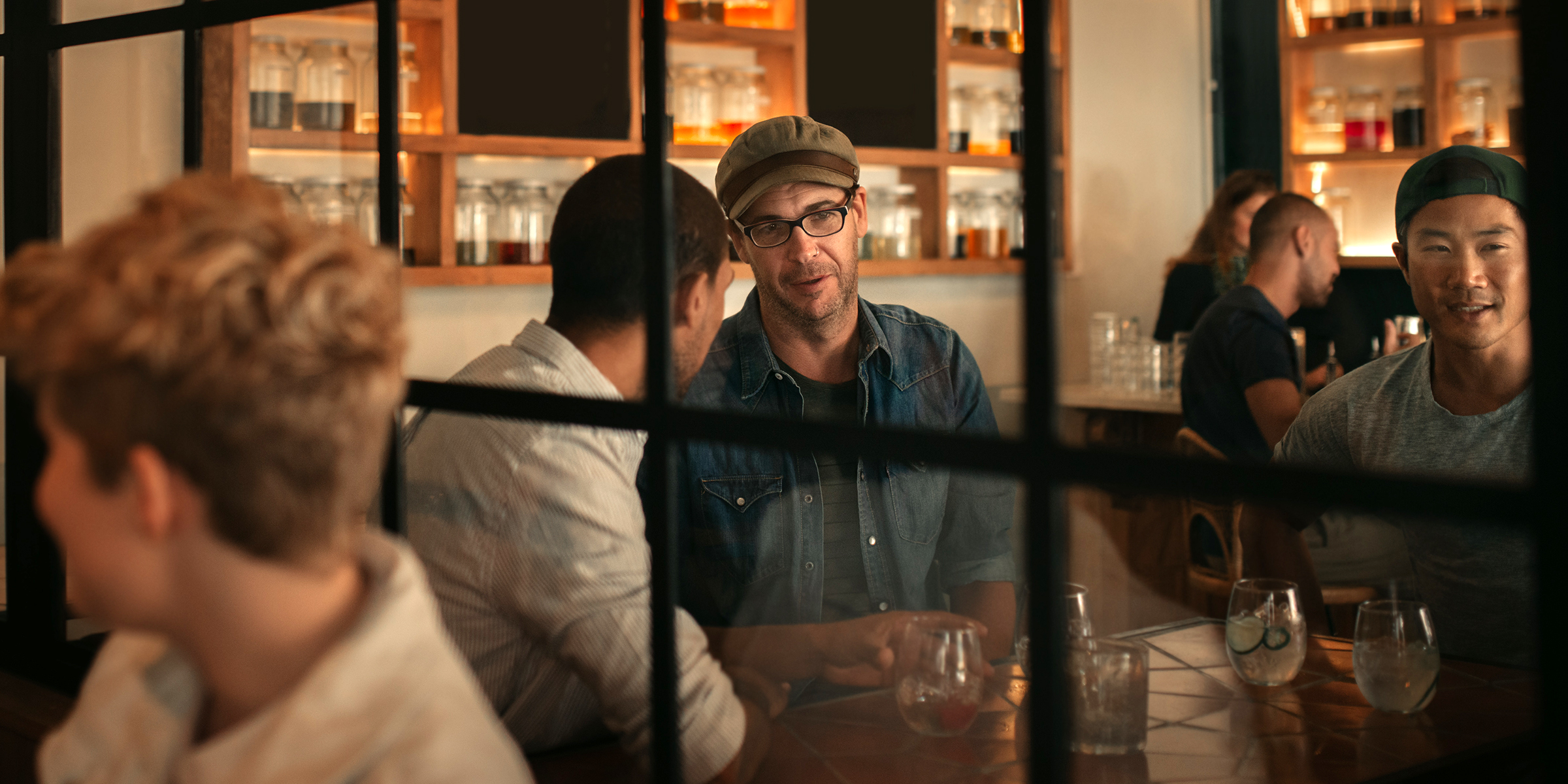 Des amis au restaurant | Source : Shutterstock