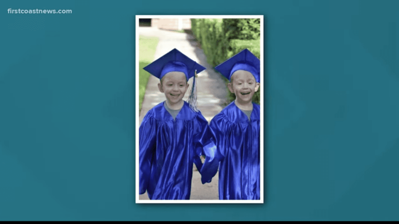 Connor et Carter sortant de l'école maternelle | Photo : Yoyube.com/First Coast News