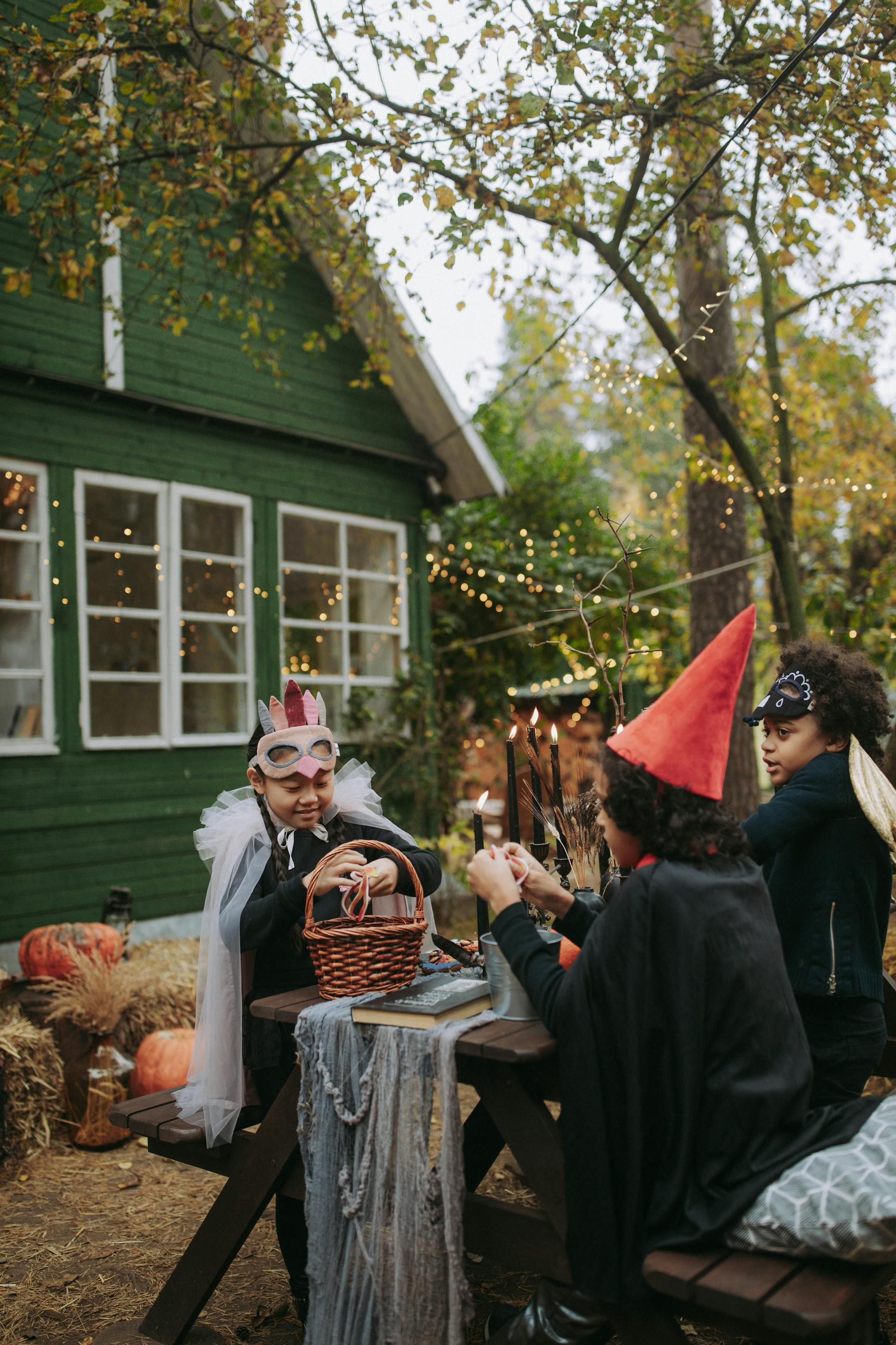 Des enfants portant des costumes pour fêter Halloween | Source : Pexels