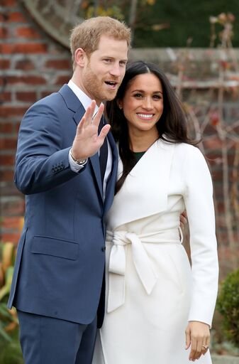 Le Prince Harry et l'actrice Meghan Markle lors d'un photocall officiel pour annoncer leurs fiançailles aux Sunken Gardens de Kensington Palace le 27 novembre 2017 à Londres, en Angleterre. | Photo : Getty Images