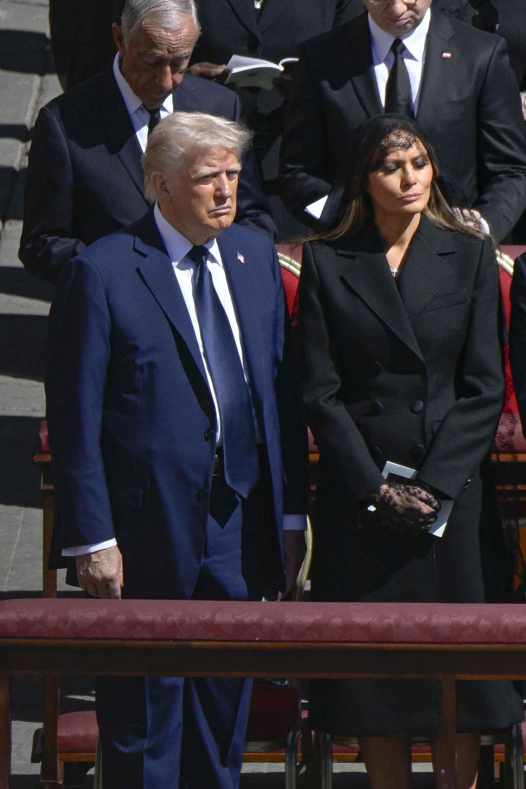 Le président Donald Trump et La Première Dame Melania Trump assistent aux funérailles du pape François sur la place Saint-Pierre, au Vatican, le 26 avril 2025 | Source : Getty Images