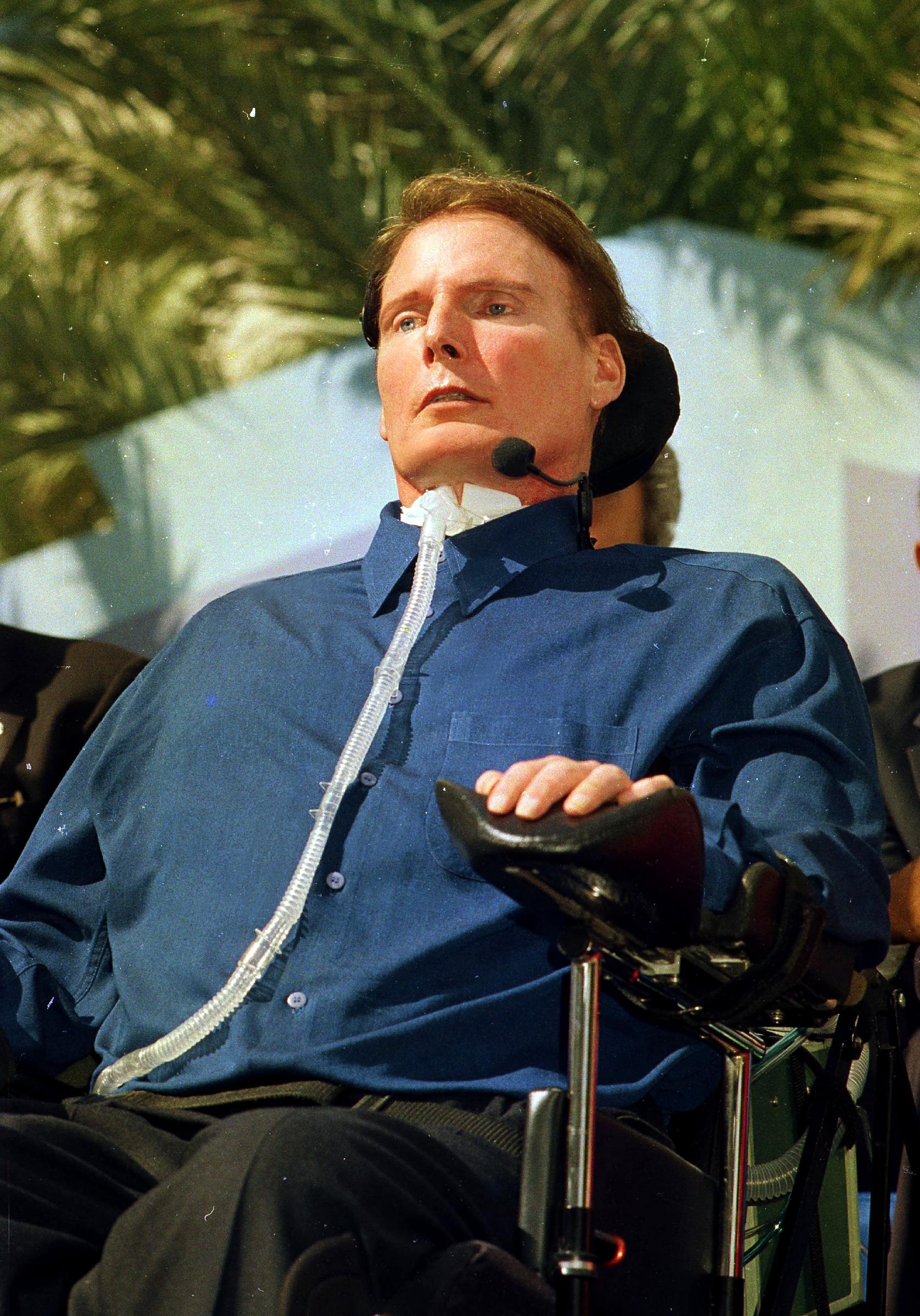 Christopher Reeve prend la parole lors de la cérémonie d'inauguration du Lois Pope Life Center de l'école de médecine de l'université de Miami, le 26 octobre 2000, à Miami, en Floride. | Source : Getty Images