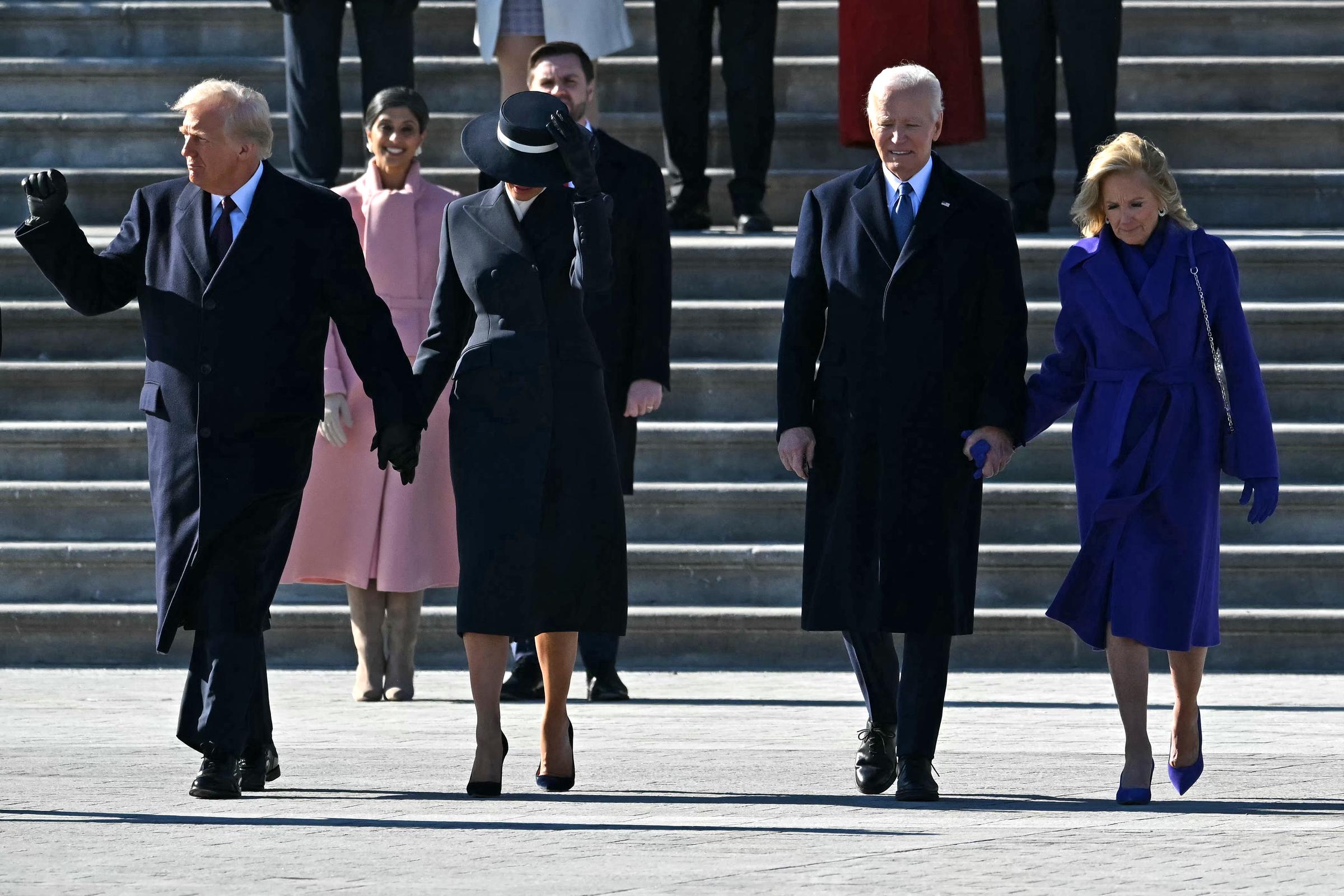 Donald et Melania Trump marchant aux côtés de Joe et Jill Biden avec Usha et J.D. Vance derrière eux lors d'une cérémonie d'adieu. | Source : Getty Images