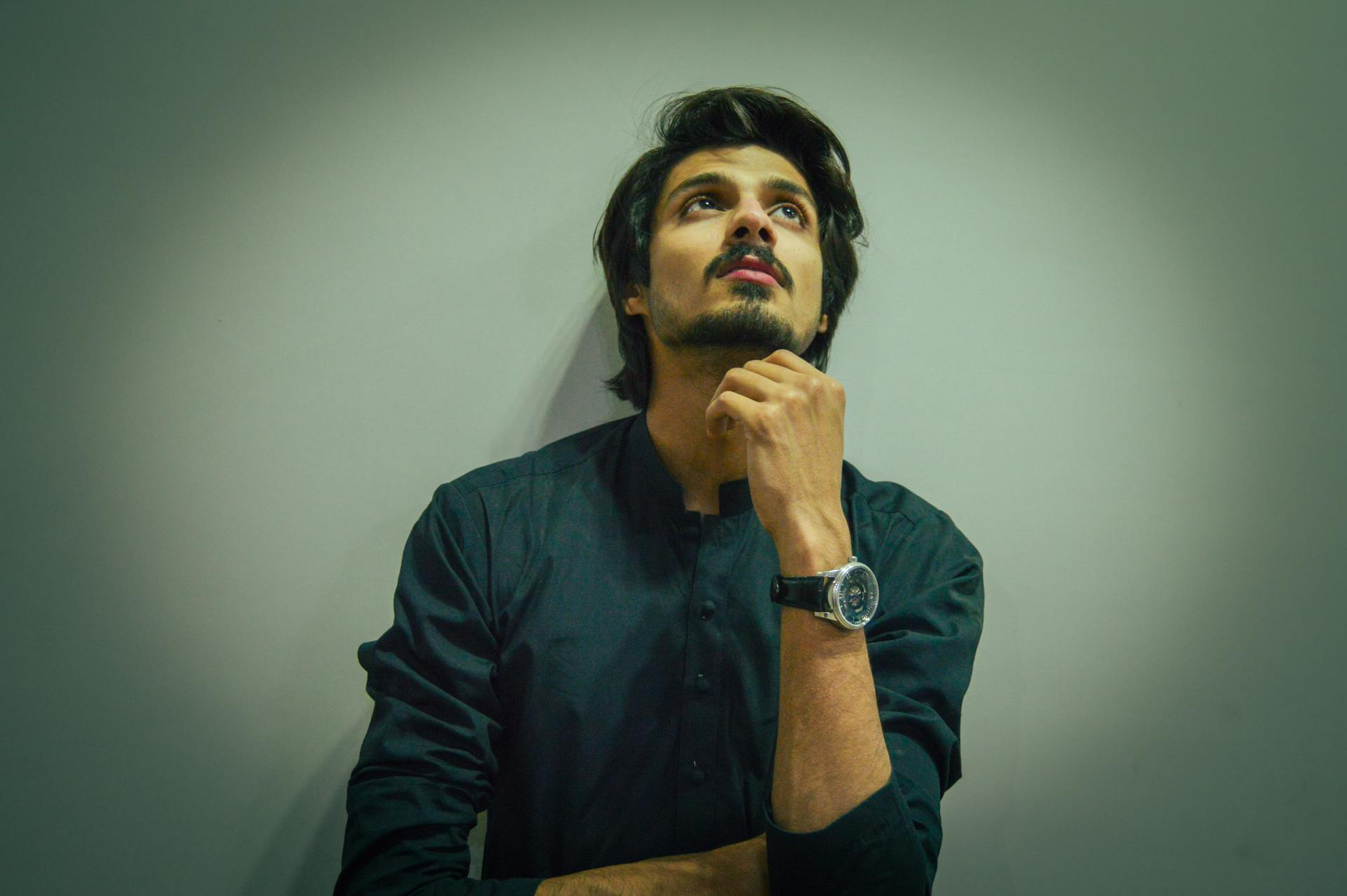 Un homme portant une montre-bracelet | Source : Pexels