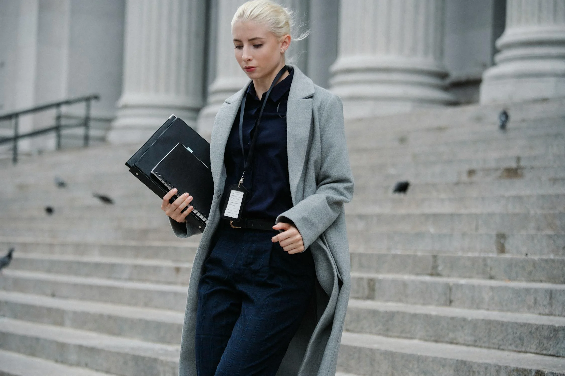 Une femme qui descend les escaliers ⏐ Source : Pexels