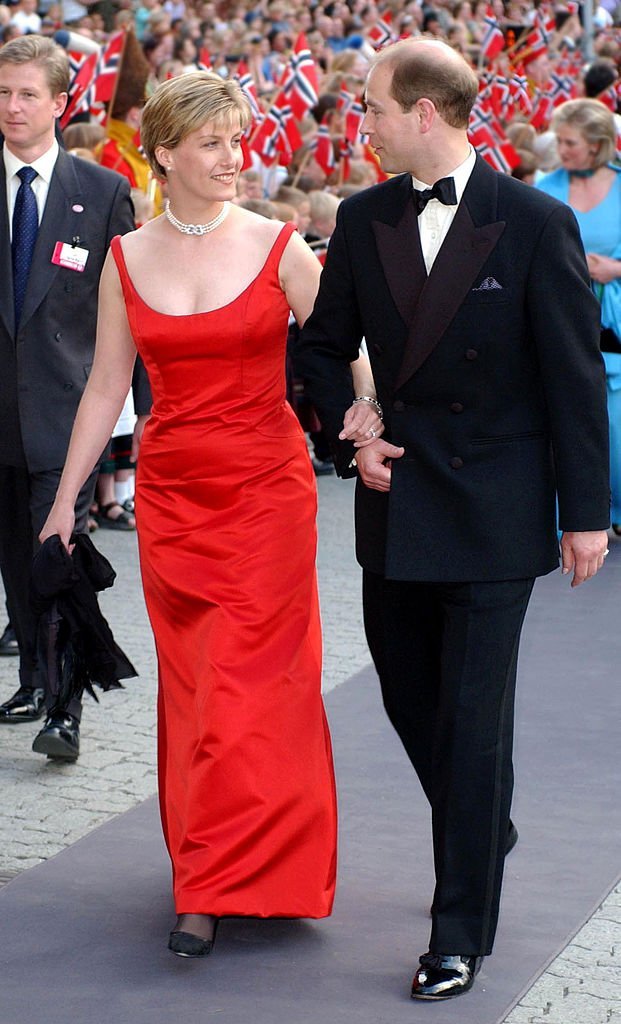 Sophie Rhys-Jones et le Prince Edward le 23 mai 2002 à Olavshallen pour le mariage de la Princesse Martha Louise de Norvège. l Photo : Getty Images