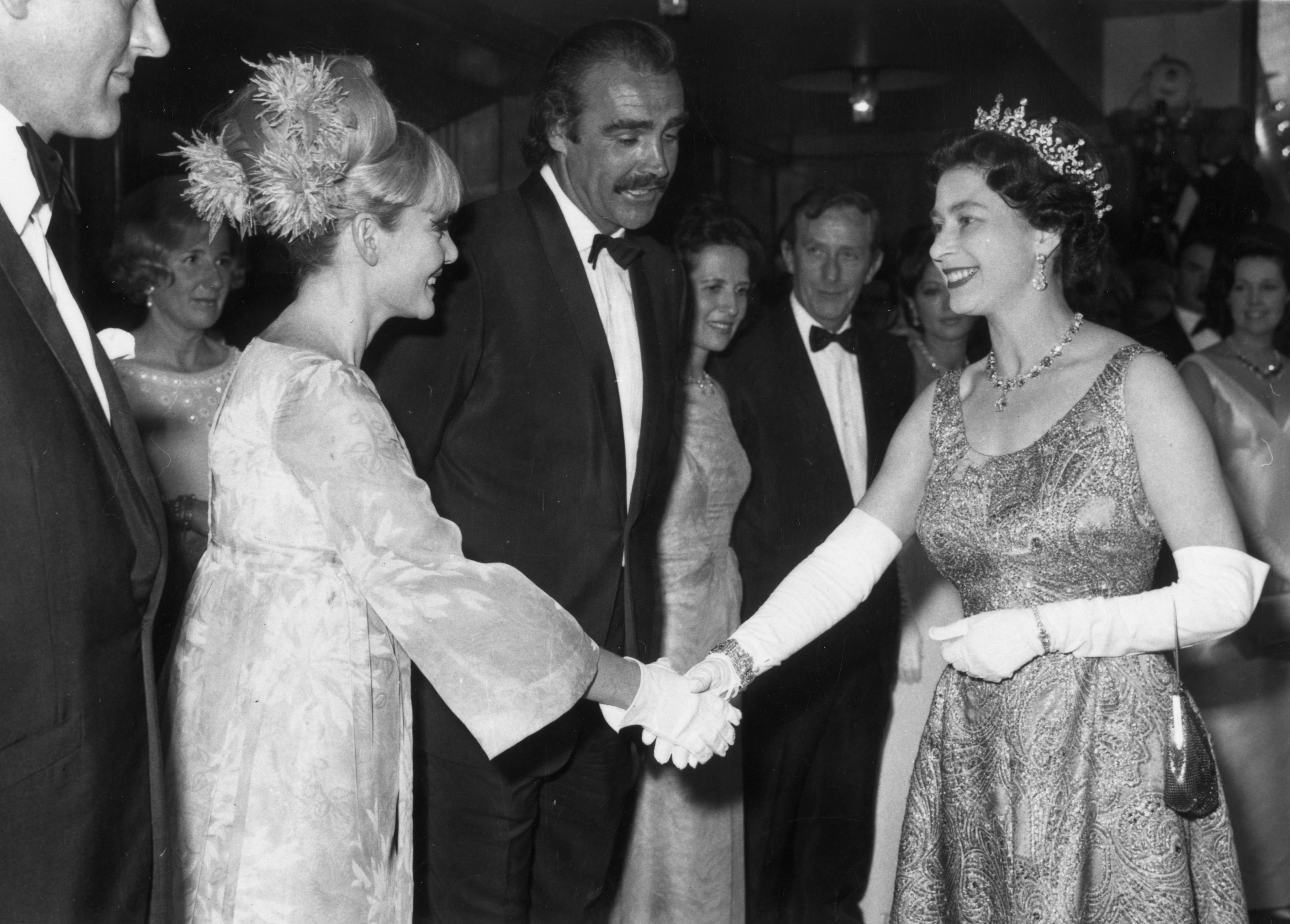 Sean Connery et sa femme Diane Cilento avec la Reine Elizabeth II vers 1967 | Source : Getty Images
