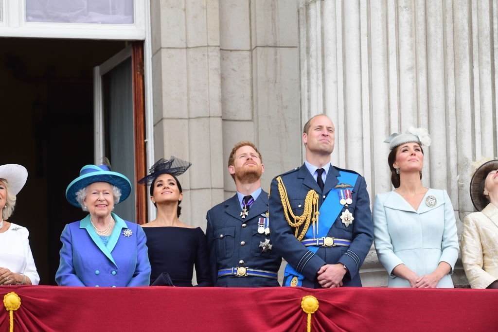 Des membres de la famille royale regardent le défilé aérien du 100e anniversaire de la RAF depuis le balcon du palais de Buckingham le 10 juillet 2018 à Londres, en Angleterre. | Photo : Getty Images.