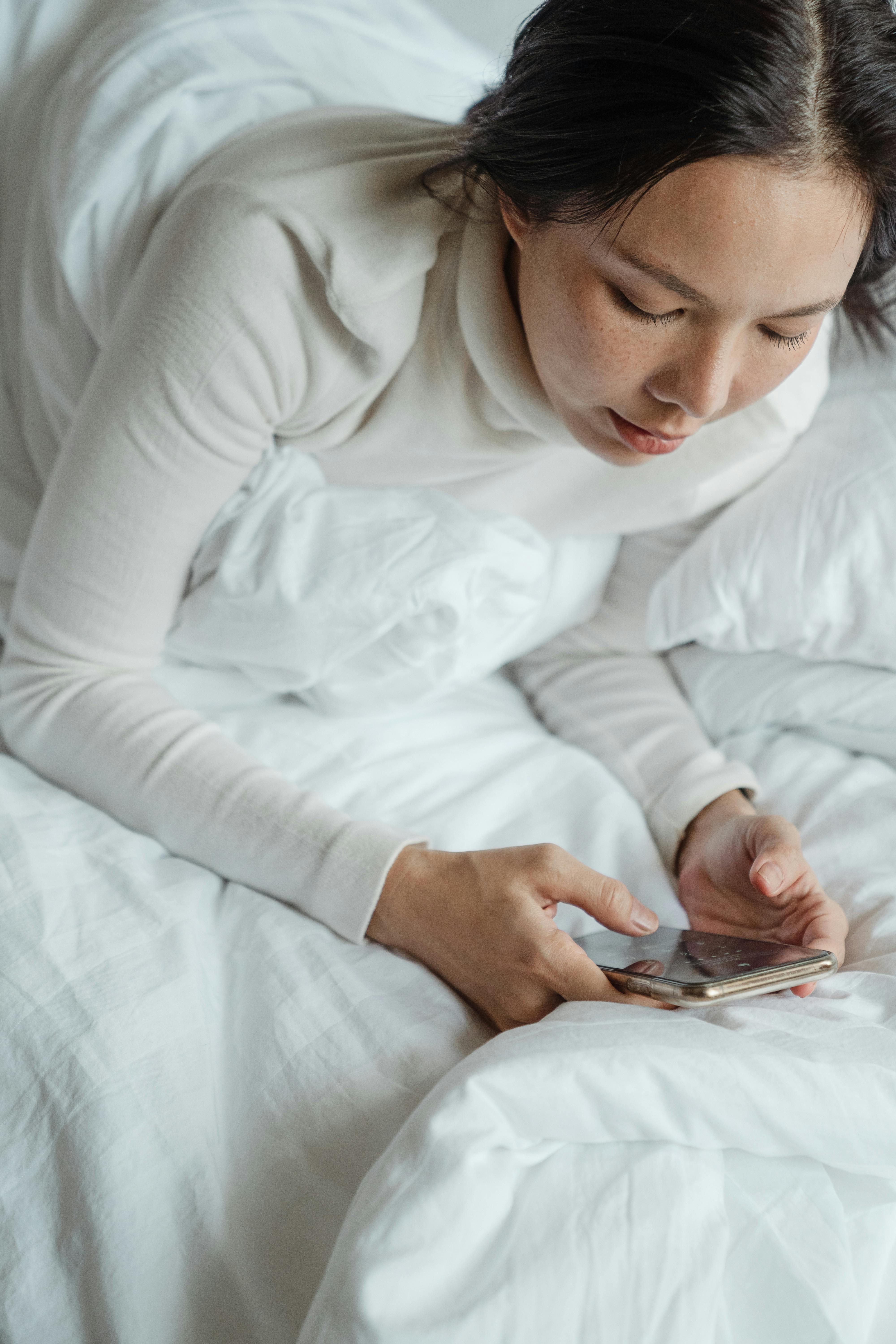 Une femme malheureuse qui regarde son téléphone | Source : Pexels
