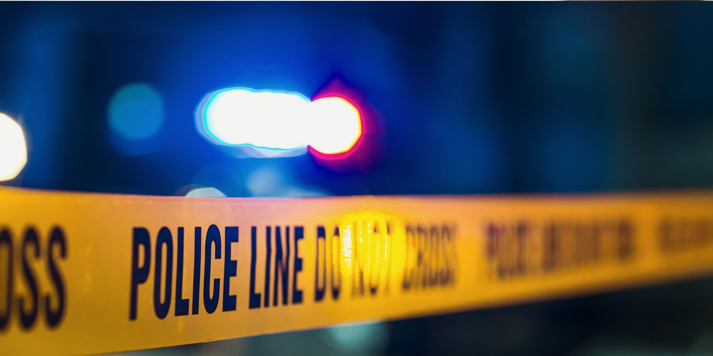 Gros plan sur un ruban jaune portant l'inscription « Police line do not cross » | Source : Shutterstock
