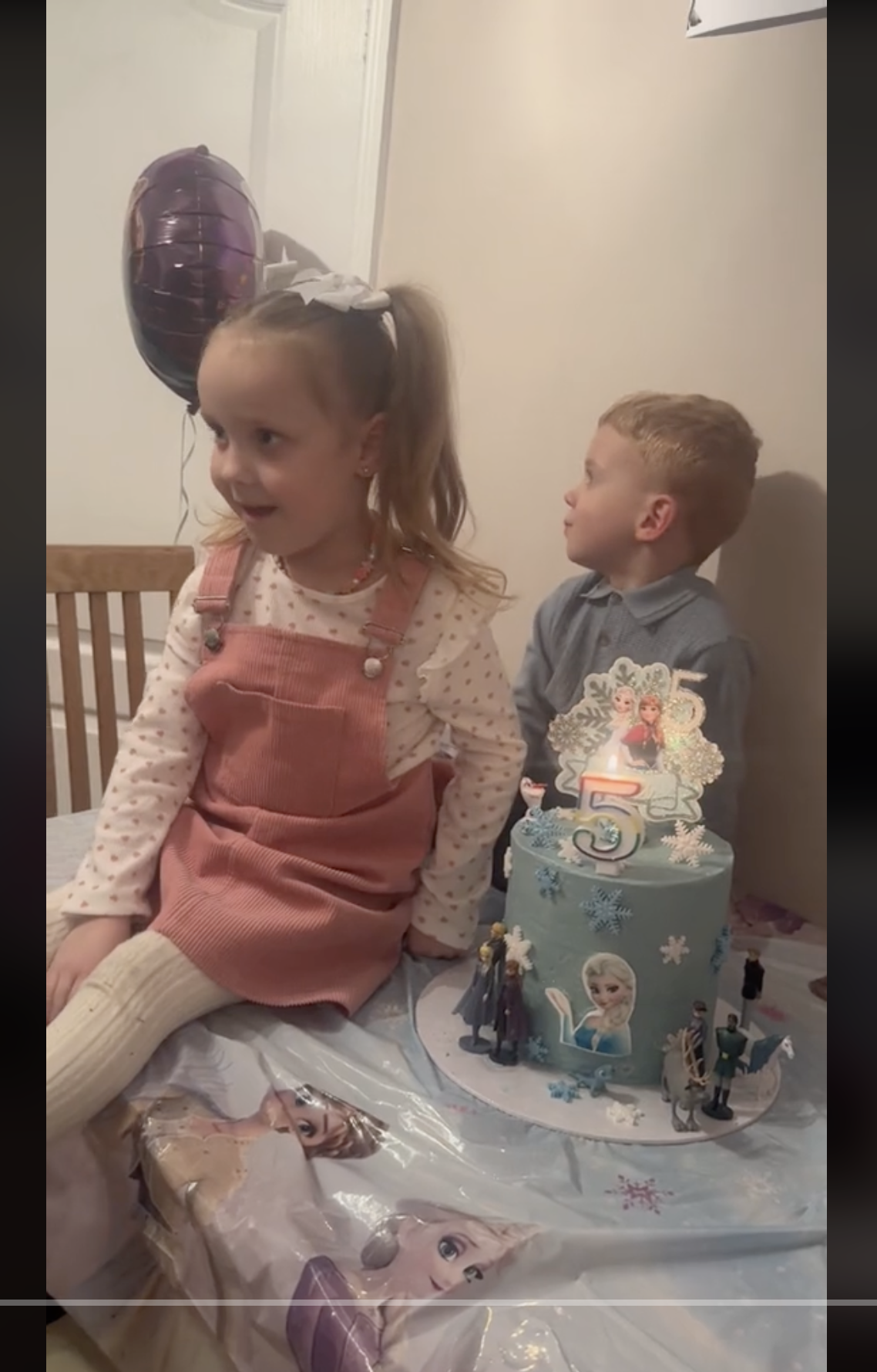 Ava et Leo sont photographiés assis près du gâteau du cinquième anniversaire de la première, comme on peut le voir dans une vidéo datée du 26 décembre 2023 | Source : tiktok.com/@bruh.georgia