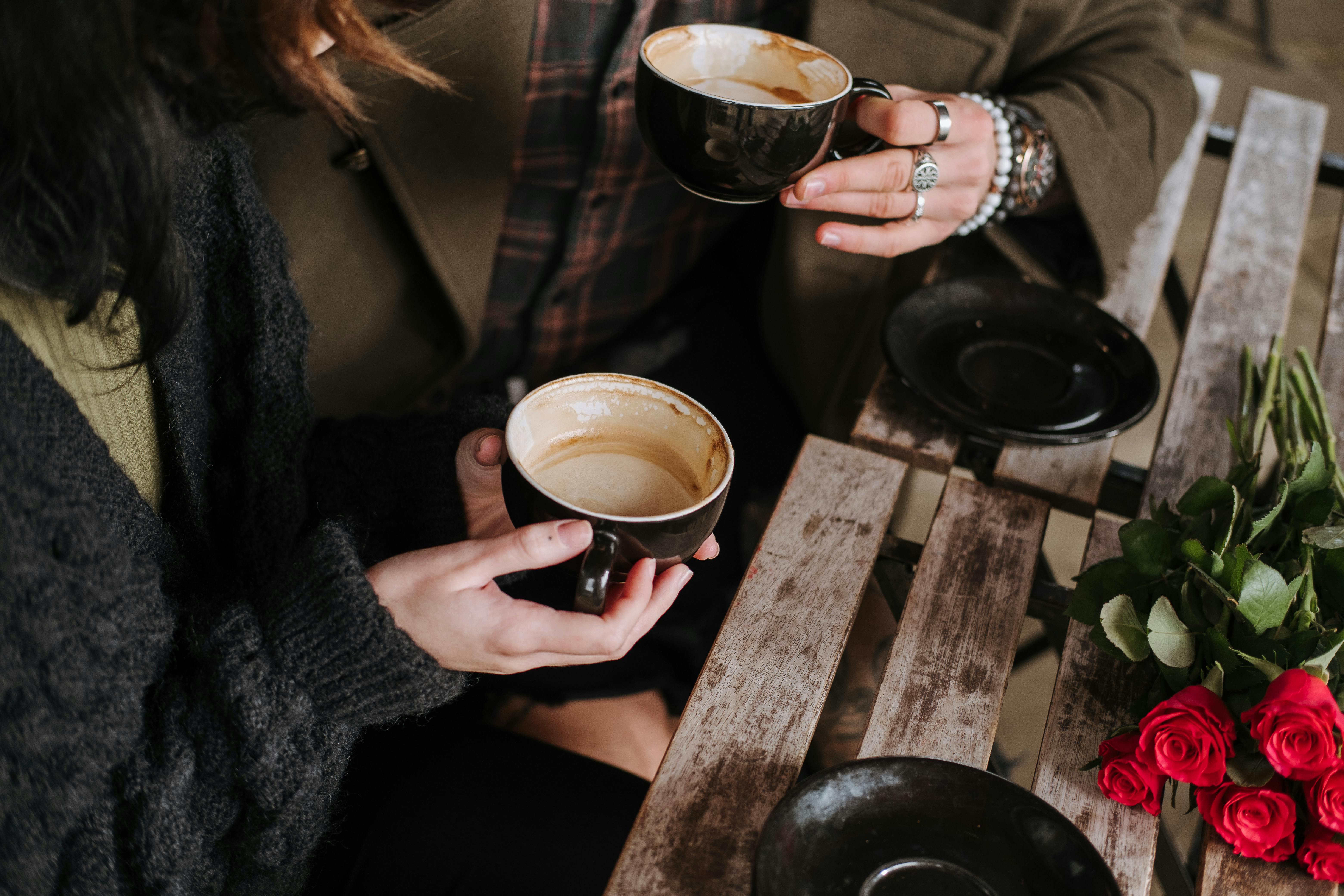 Un couple lors d'un rendez-vous autour d'un café | Source : Pexels