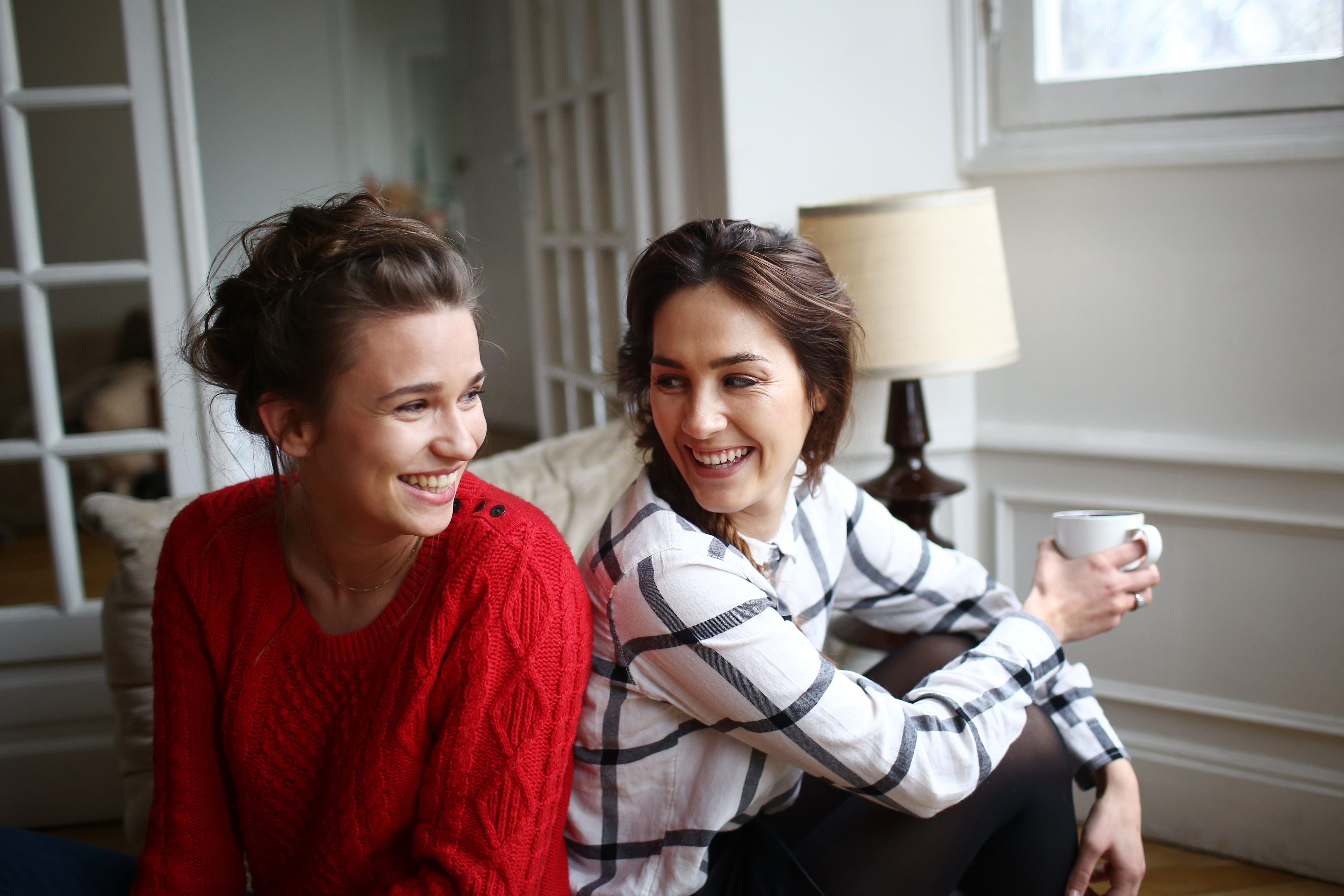 Deux amis qui rient ensemble | Source : Getty Images