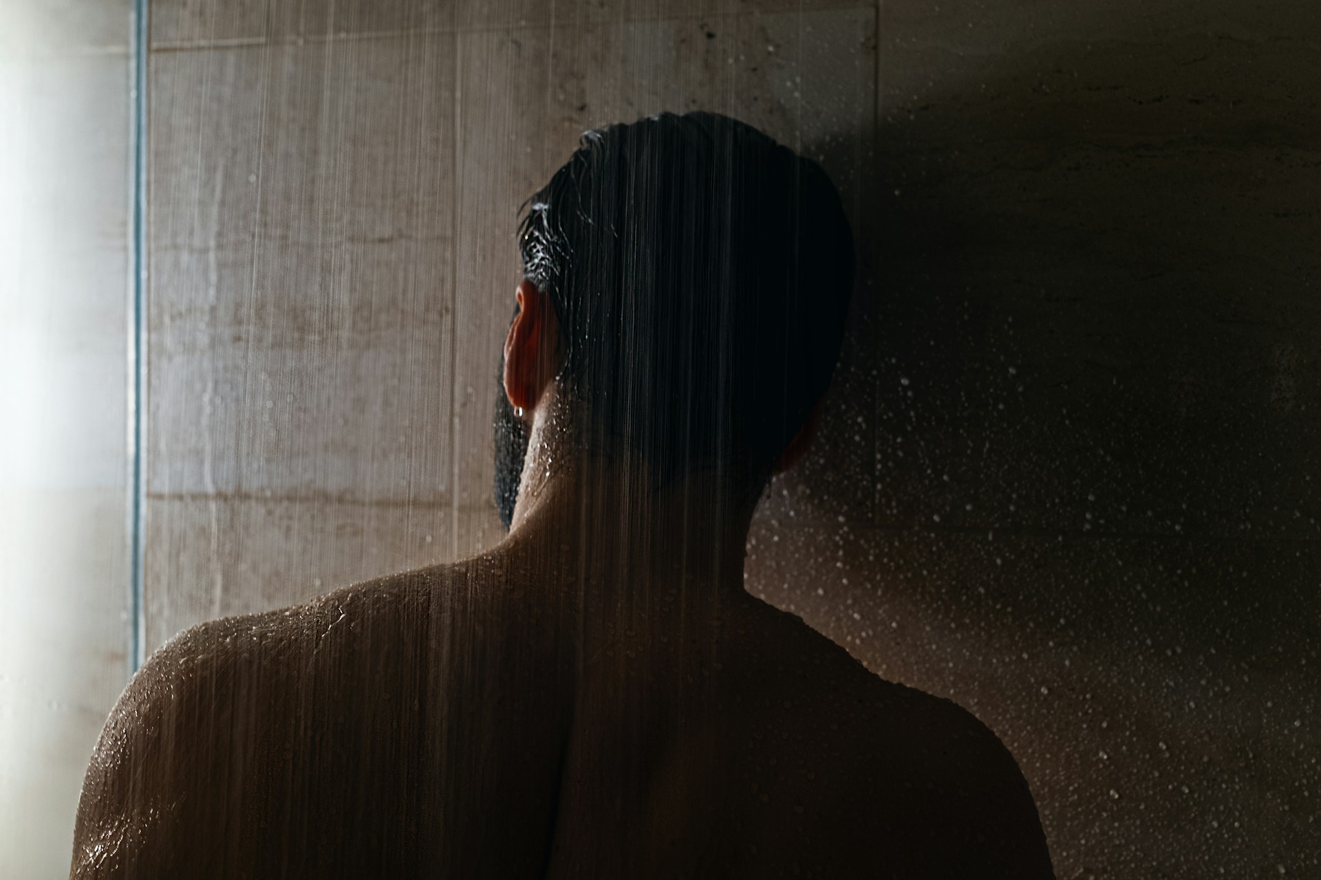 Un homme prenant une douche | Source : Unsplash