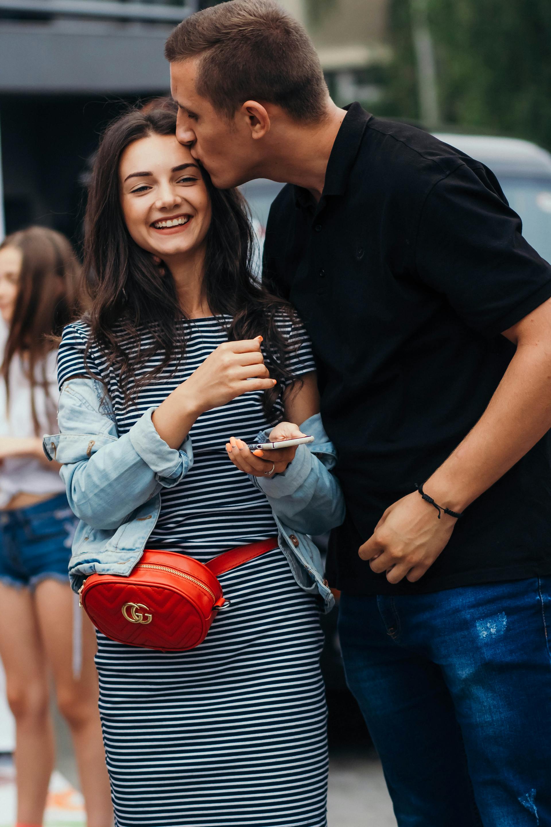 Un homme embrassant une femme sur le front | Source : Pexels