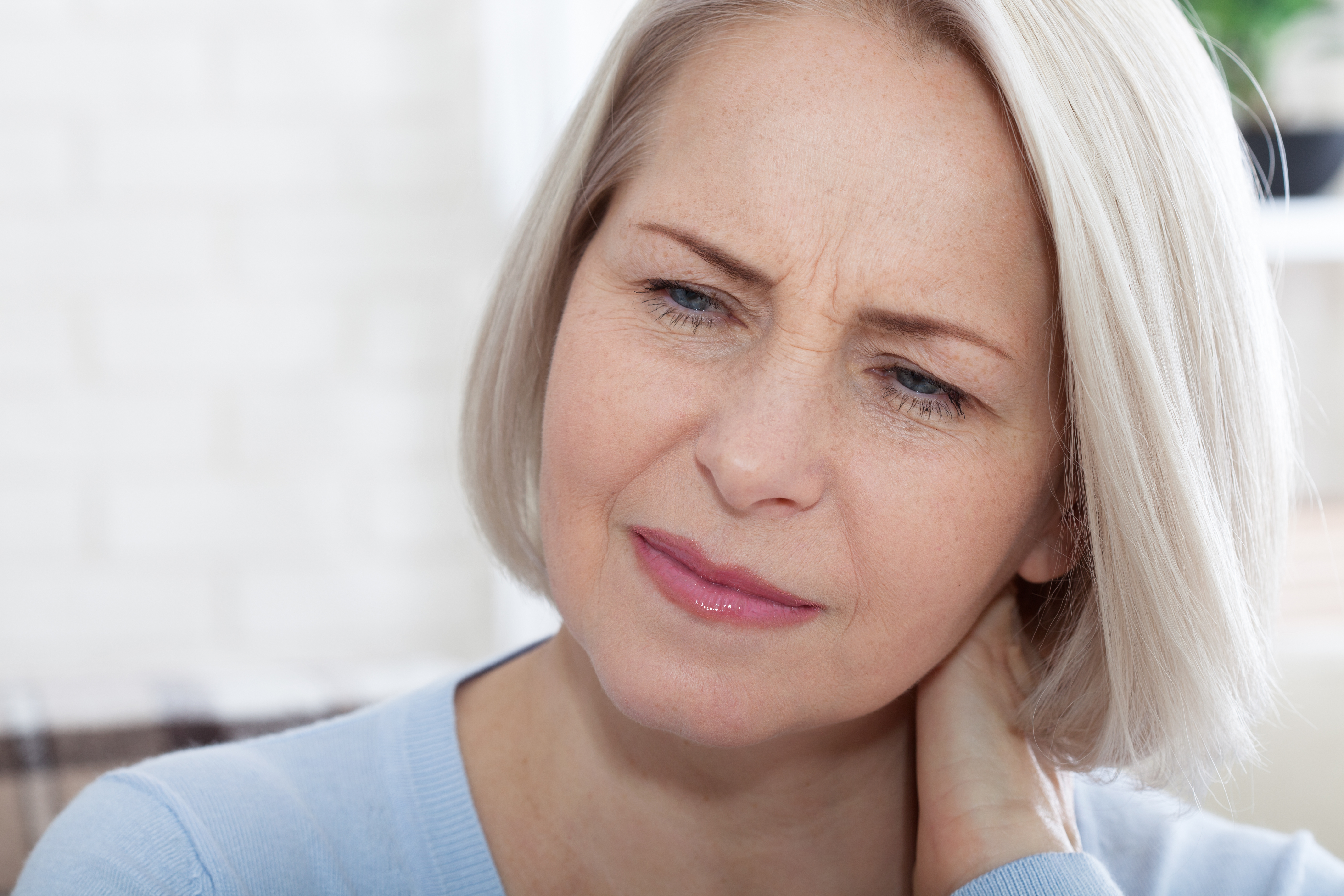 Une femme avec une expression inquiète sur le visage | Source : Shutterstock